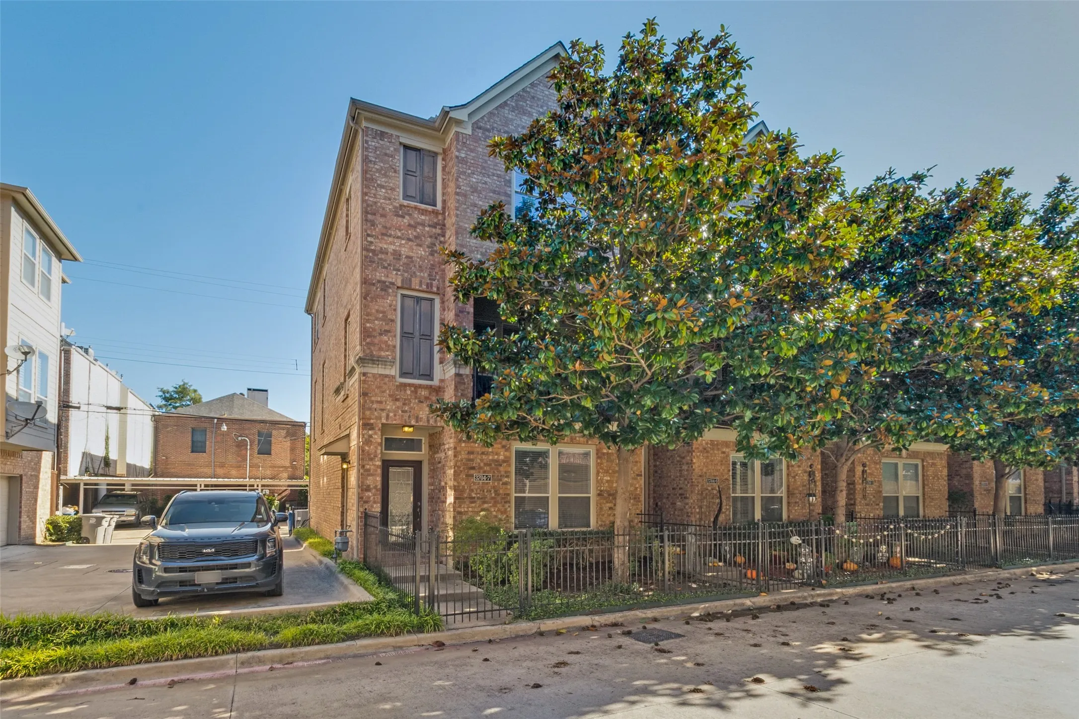 Townhouse For Sale in Dallas County , 3704 Wycliff Avenue 7, Dallas, Texas 75219, 2 Bedroom, 3 Bathroom, 2 Garage spaces, 2,080 Sqft, built in 2006, mls#21407636, Real Estate Agent in Dallas, Homes For Sale in Dallas county, Homes For Sale in Dallas, Realtor in Dallas Texas, Real Estate Brokerage Independent Realty Texas, Luminita Cordes Realtor