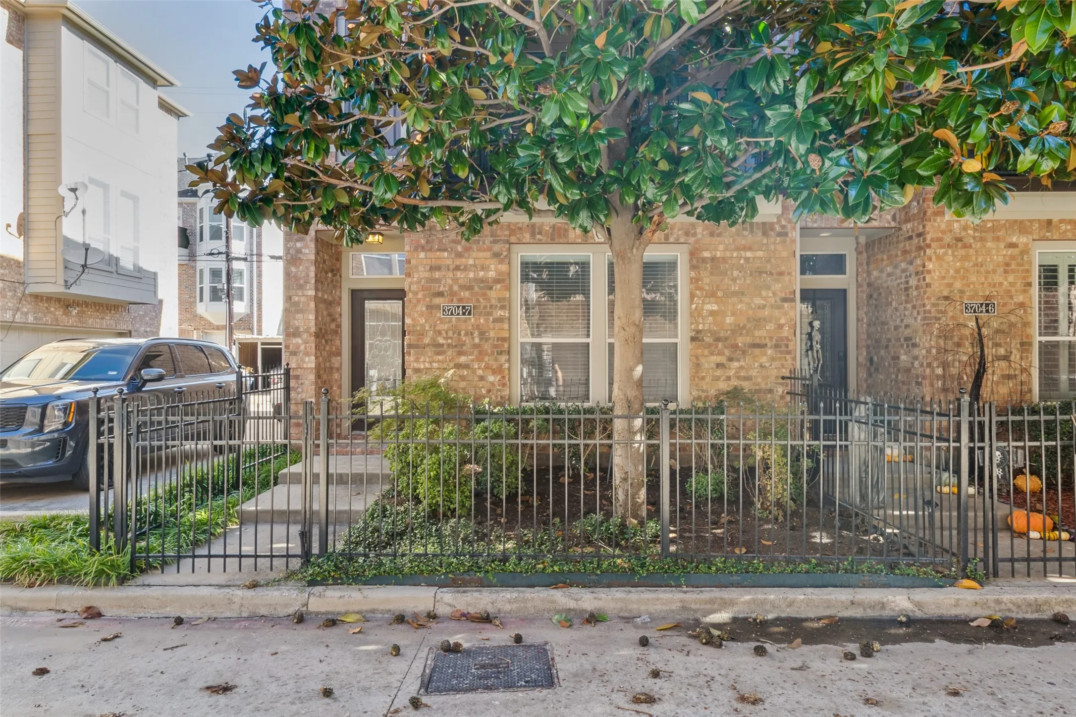 Townhouse For Sale in Dallas County , 3704 Wycliff Avenue 7, Dallas, Texas 75219, 2 Bedroom, 3 Bathroom, 2 Garage spaces, 2,080 Sqft, built in 2006, mls#21407636, Real Estate Agent in Dallas, Homes For Sale in Dallas county, Homes For Sale in Dallas, Realtor in Dallas Texas, Real Estate Brokerage Independent Realty Texas, Luminita Cordes Realtor