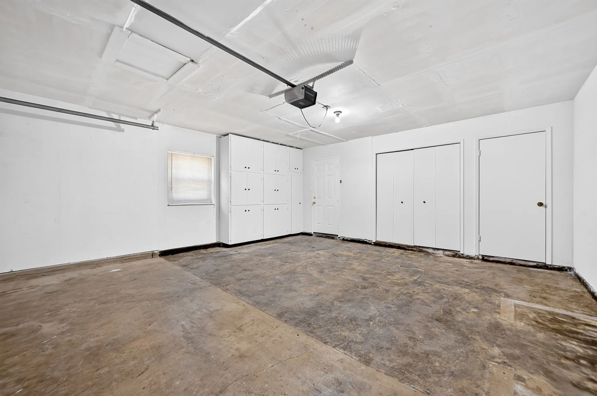 Single Family Residence For Sale in Denton County , 2127 Versailles Drive, Carrollton, Texas 75007, 3 Bedroom, 2 Bathroom, 2 Garage spaces, 1,288 Sqft, built in 1969, mls#21409123, Real Estate Agent in Carrollton, Homes For Sale in Denton county, Homes For Sale in Carrollton, Realtor in Carrollton Texas, Real Estate Brokerage Independent Realty Texas, Luminita Cordes Realtor