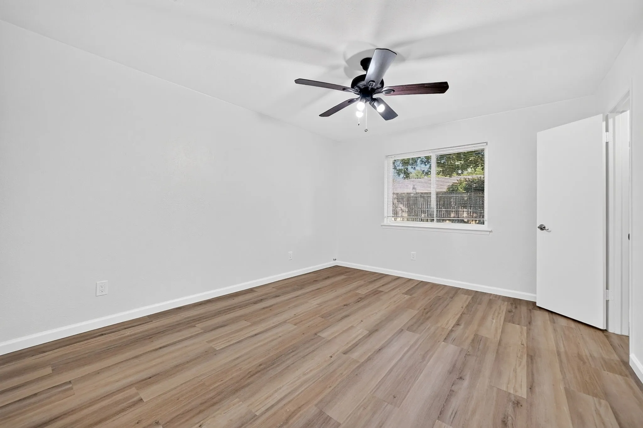 Single Family Residence For Sale in Denton County , 2127 Versailles Drive, Carrollton, Texas 75007, 3 Bedroom, 2 Bathroom, 2 Garage spaces, 1,288 Sqft, built in 1969, mls#21409123, Real Estate Agent in Carrollton, Homes For Sale in Denton county, Homes For Sale in Carrollton, Realtor in Carrollton Texas, Real Estate Brokerage Independent Realty Texas, Luminita Cordes Realtor