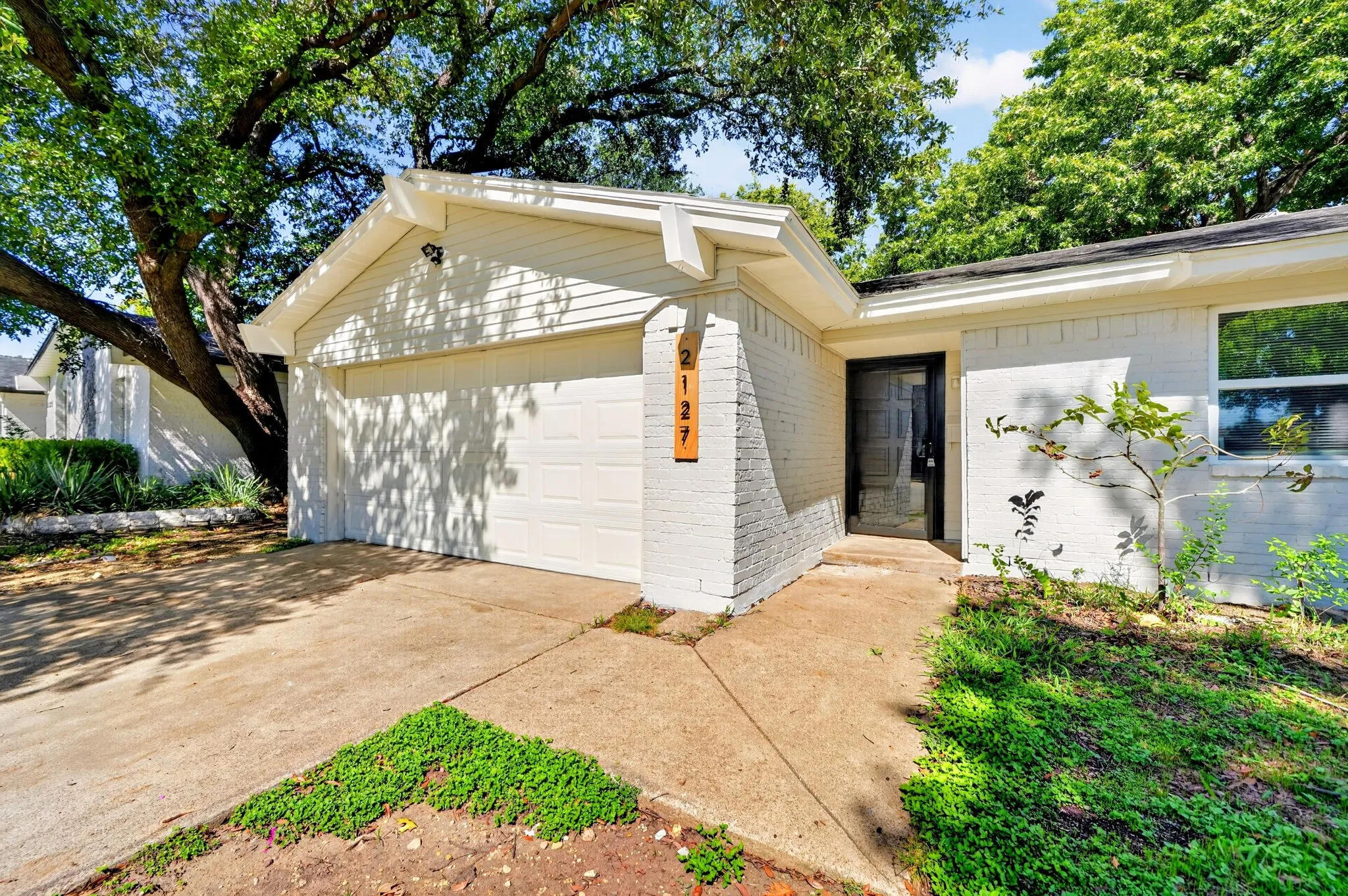 Single Family Residence For Sale in Denton County , 2127 Versailles Drive, Carrollton, Texas 75007, 3 Bedroom, 2 Bathroom, 2 Garage spaces, 1,288 Sqft, built in 1969, mls#21409123, Real Estate Agent in Carrollton, Homes For Sale in Denton county, Homes For Sale in Carrollton, Realtor in Carrollton Texas, Real Estate Brokerage Independent Realty Texas, Luminita Cordes Realtor