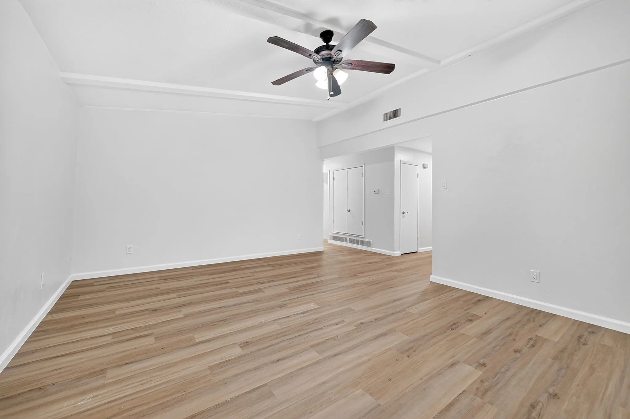 Single Family Residence For Sale in Denton County , 2127 Versailles Drive, Carrollton, Texas 75007, 3 Bedroom, 2 Bathroom, 2 Garage spaces, 1,288 Sqft, built in 1969, mls#21409123, Real Estate Agent in Carrollton, Homes For Sale in Denton county, Homes For Sale in Carrollton, Realtor in Carrollton Texas, Real Estate Brokerage Independent Realty Texas, Luminita Cordes Realtor