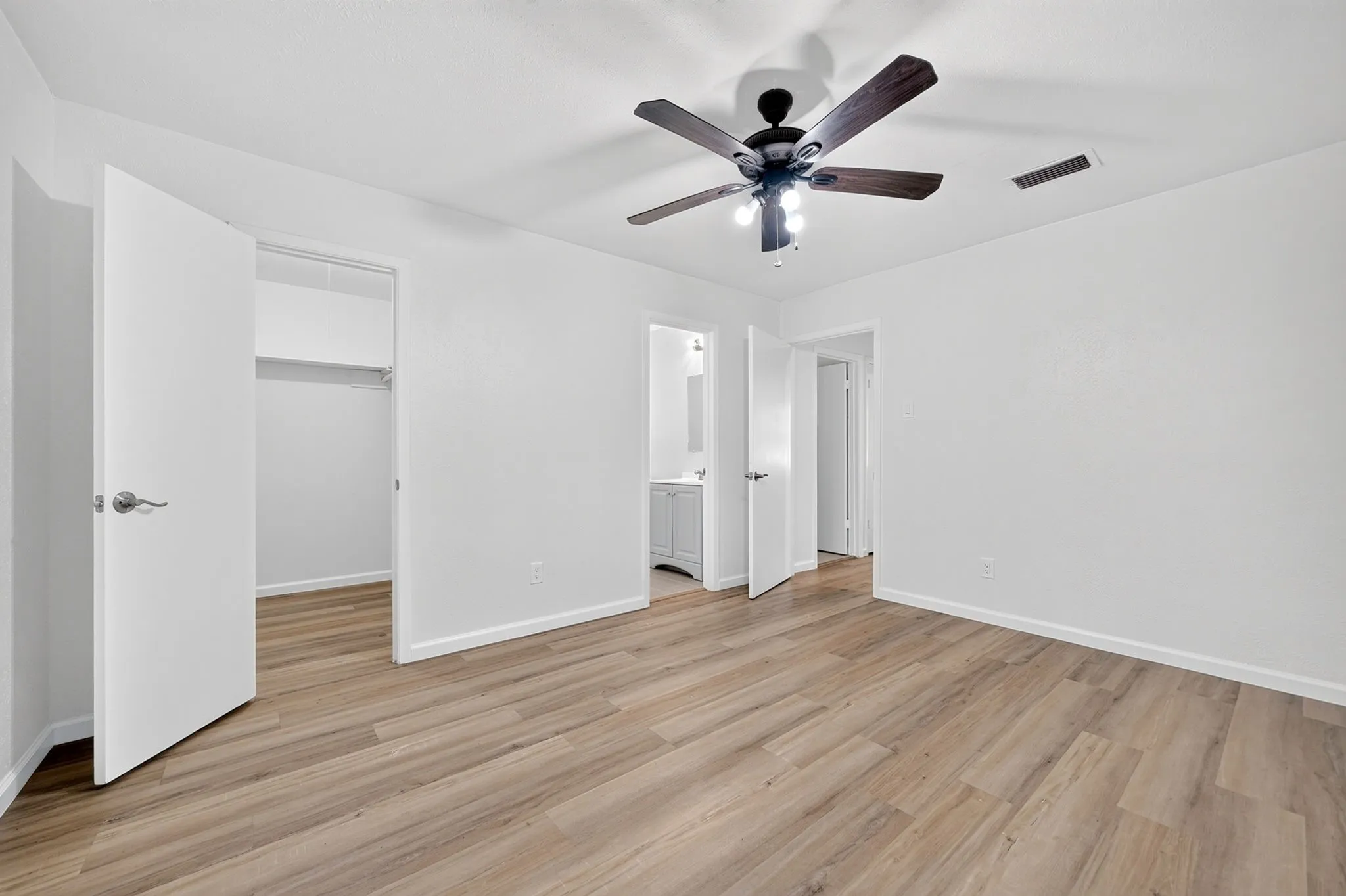 Single Family Residence For Sale in Denton County , 2127 Versailles Drive, Carrollton, Texas 75007, 3 Bedroom, 2 Bathroom, 2 Garage spaces, 1,288 Sqft, built in 1969, mls#21409123, Real Estate Agent in Carrollton, Homes For Sale in Denton county, Homes For Sale in Carrollton, Realtor in Carrollton Texas, Real Estate Brokerage Independent Realty Texas, Luminita Cordes Realtor
