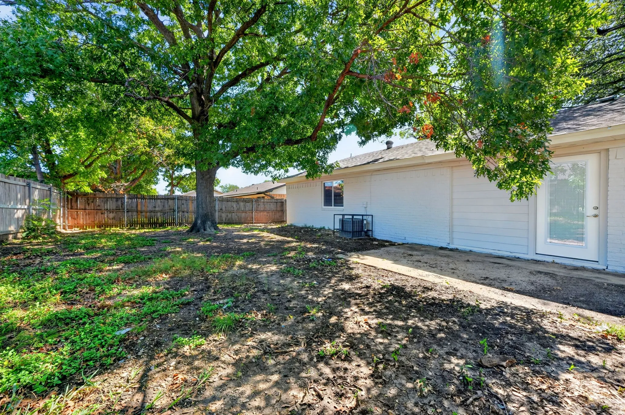 Single Family Residence For Sale in Denton County , 2127 Versailles Drive, Carrollton, Texas 75007, 3 Bedroom, 2 Bathroom, 2 Garage spaces, 1,288 Sqft, built in 1969, mls#21409123, Real Estate Agent in Carrollton, Homes For Sale in Denton county, Homes For Sale in Carrollton, Realtor in Carrollton Texas, Real Estate Brokerage Independent Realty Texas, Luminita Cordes Realtor
