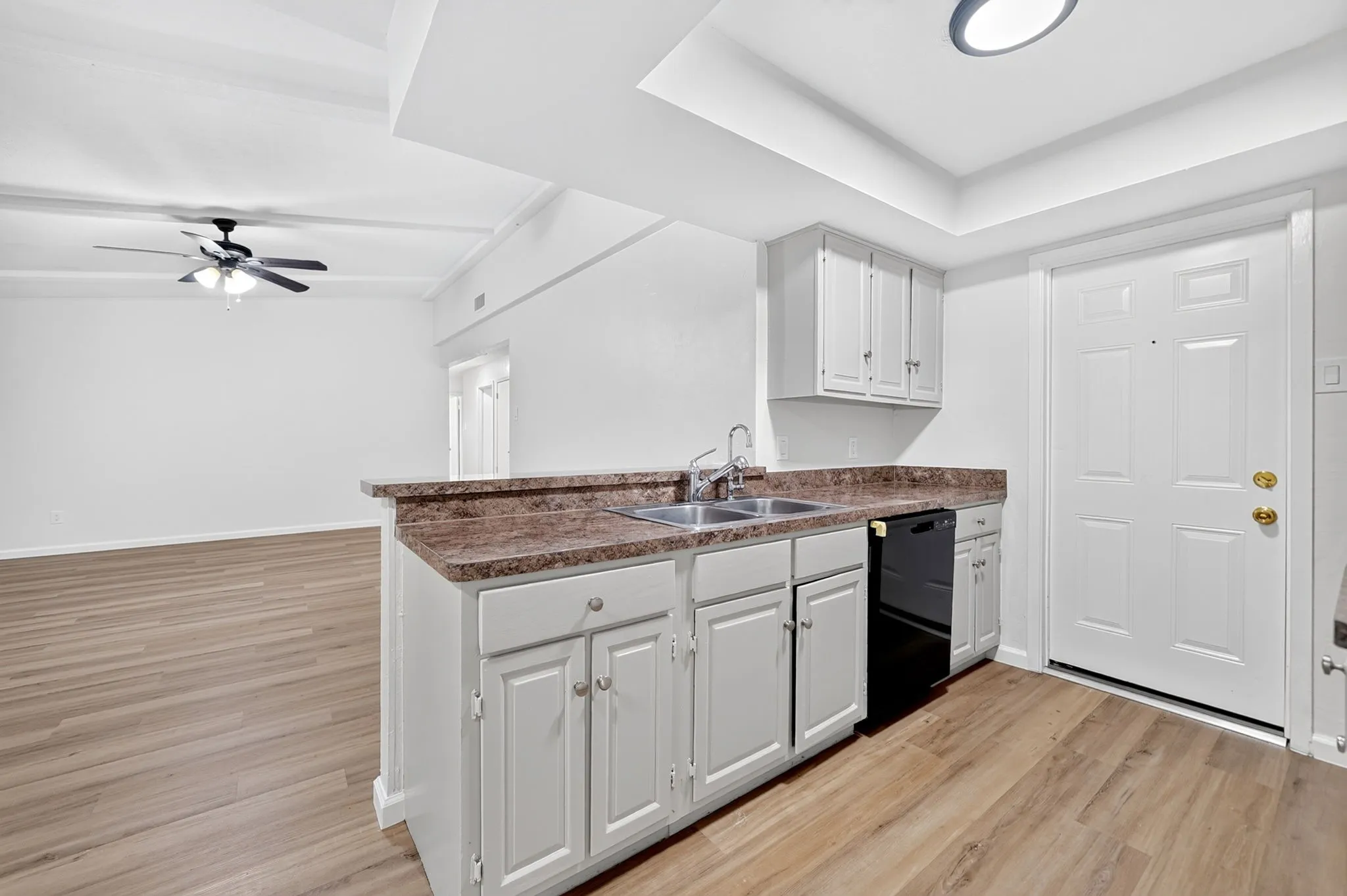 Single Family Residence For Sale in Denton County , 2127 Versailles Drive, Carrollton, Texas 75007, 3 Bedroom, 2 Bathroom, 2 Garage spaces, 1,288 Sqft, built in 1969, mls#21409123, Real Estate Agent in Carrollton, Homes For Sale in Denton county, Homes For Sale in Carrollton, Realtor in Carrollton Texas, Real Estate Brokerage Independent Realty Texas, Luminita Cordes Realtor