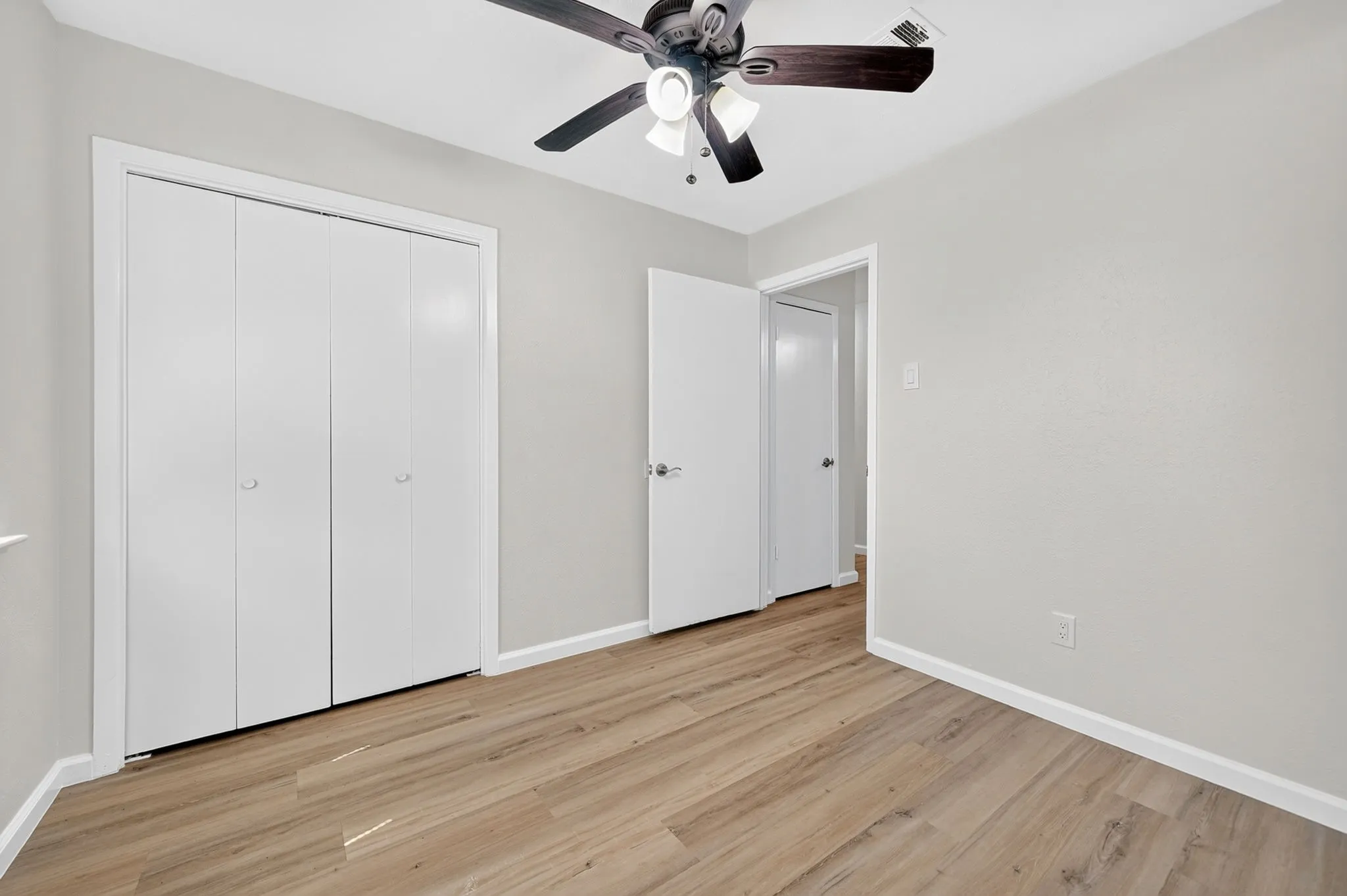 Single Family Residence For Sale in Denton County , 2127 Versailles Drive, Carrollton, Texas 75007, 3 Bedroom, 2 Bathroom, 2 Garage spaces, 1,288 Sqft, built in 1969, mls#21409123, Real Estate Agent in Carrollton, Homes For Sale in Denton county, Homes For Sale in Carrollton, Realtor in Carrollton Texas, Real Estate Brokerage Independent Realty Texas, Luminita Cordes Realtor
