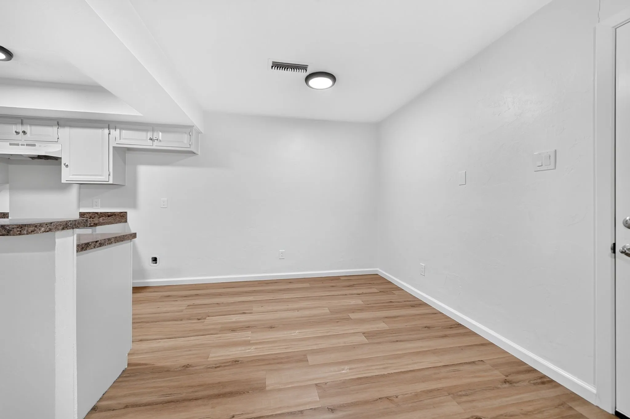 Single Family Residence For Sale in Denton County , 2127 Versailles Drive, Carrollton, Texas 75007, 3 Bedroom, 2 Bathroom, 2 Garage spaces, 1,288 Sqft, built in 1969, mls#21409123, Real Estate Agent in Carrollton, Homes For Sale in Denton county, Homes For Sale in Carrollton, Realtor in Carrollton Texas, Real Estate Brokerage Independent Realty Texas, Luminita Cordes Realtor