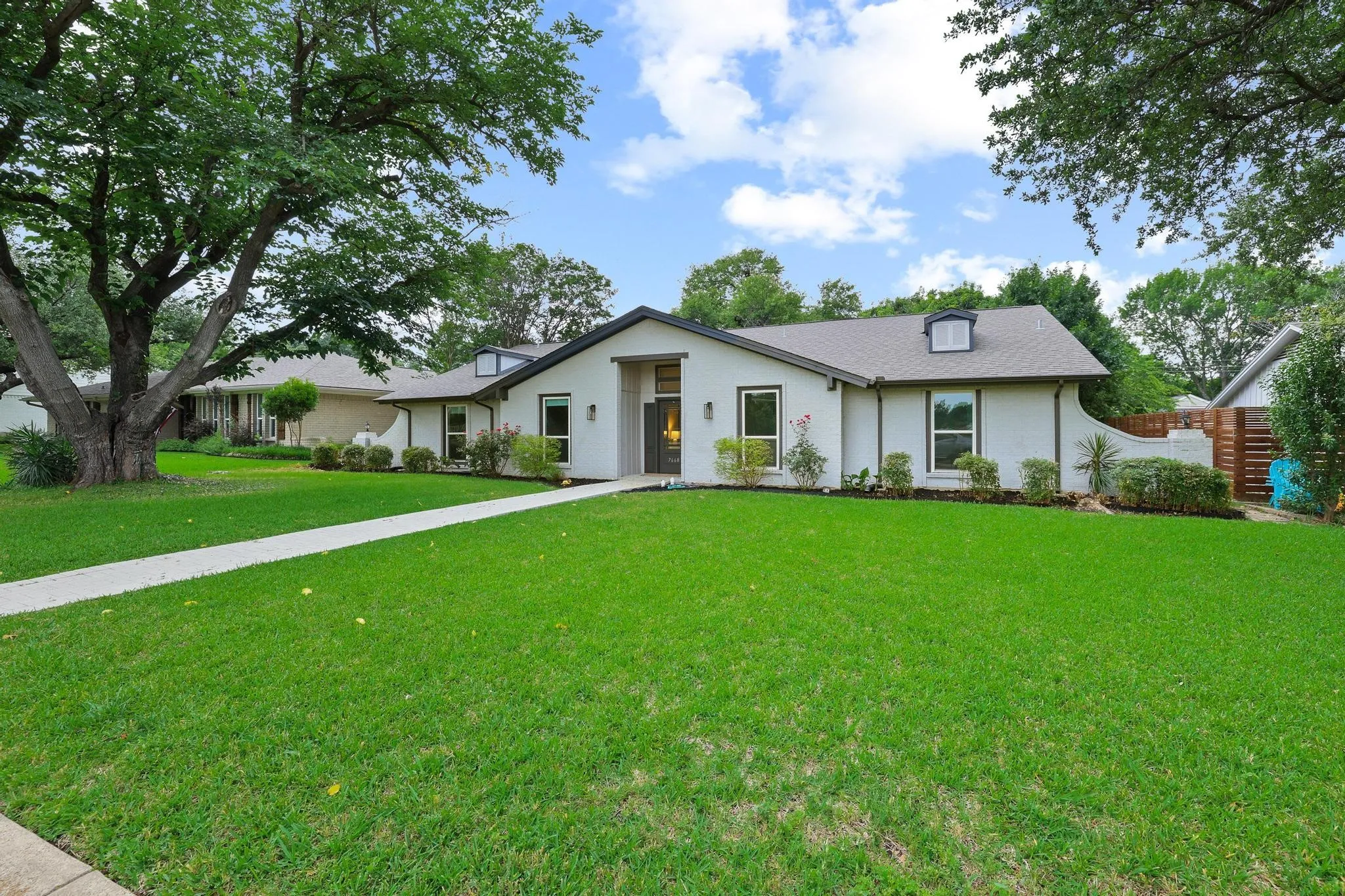 Single Family Residence For Sale in Dallas County , 7668 La Cosa Drive, Dallas, Texas 75248, 5 Bedroom, 3 Bathroom, 2 Garage spaces, 2,773 Sqft, built in 1968, mls#21409024, Real Estate Agent in Dallas, Homes For Sale in Dallas county, Homes For Sale in Dallas, Realtor in Dallas Texas, Real Estate Brokerage Independent Realty Texas, Luminita Cordes Realtor