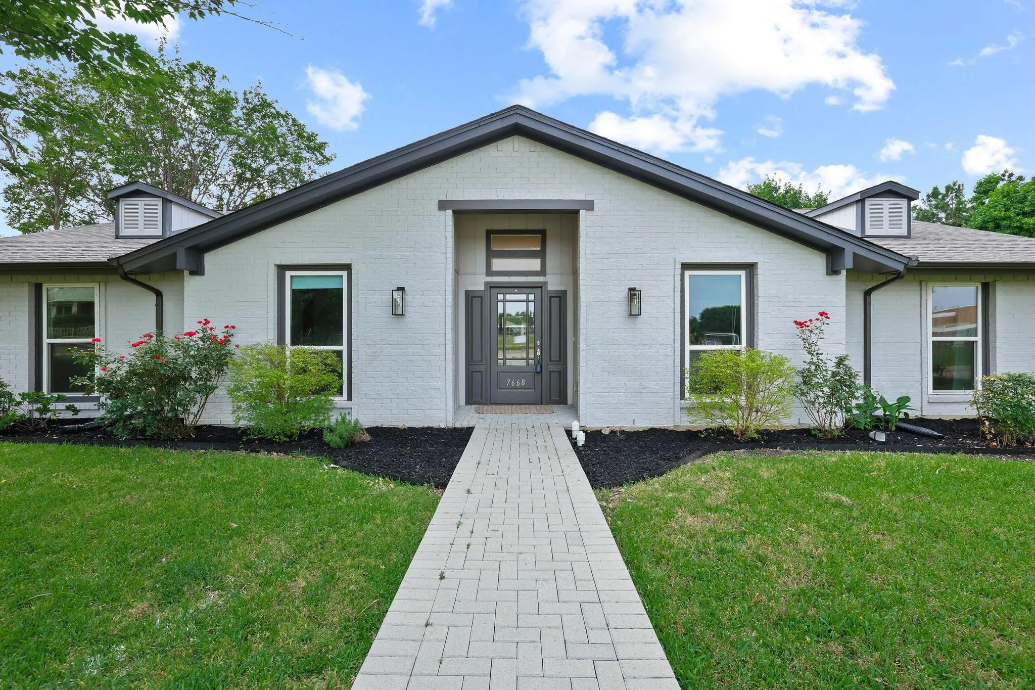 Single Family Residence For Sale in Dallas County , 7668 La Cosa Drive, Dallas, Texas 75248, 5 Bedroom, 3 Bathroom, 2 Garage spaces, 2,773 Sqft, built in 1968, mls#21409024, Real Estate Agent in Dallas, Homes For Sale in Dallas county, Homes For Sale in Dallas, Realtor in Dallas Texas, Real Estate Brokerage Independent Realty Texas, Luminita Cordes Realtor