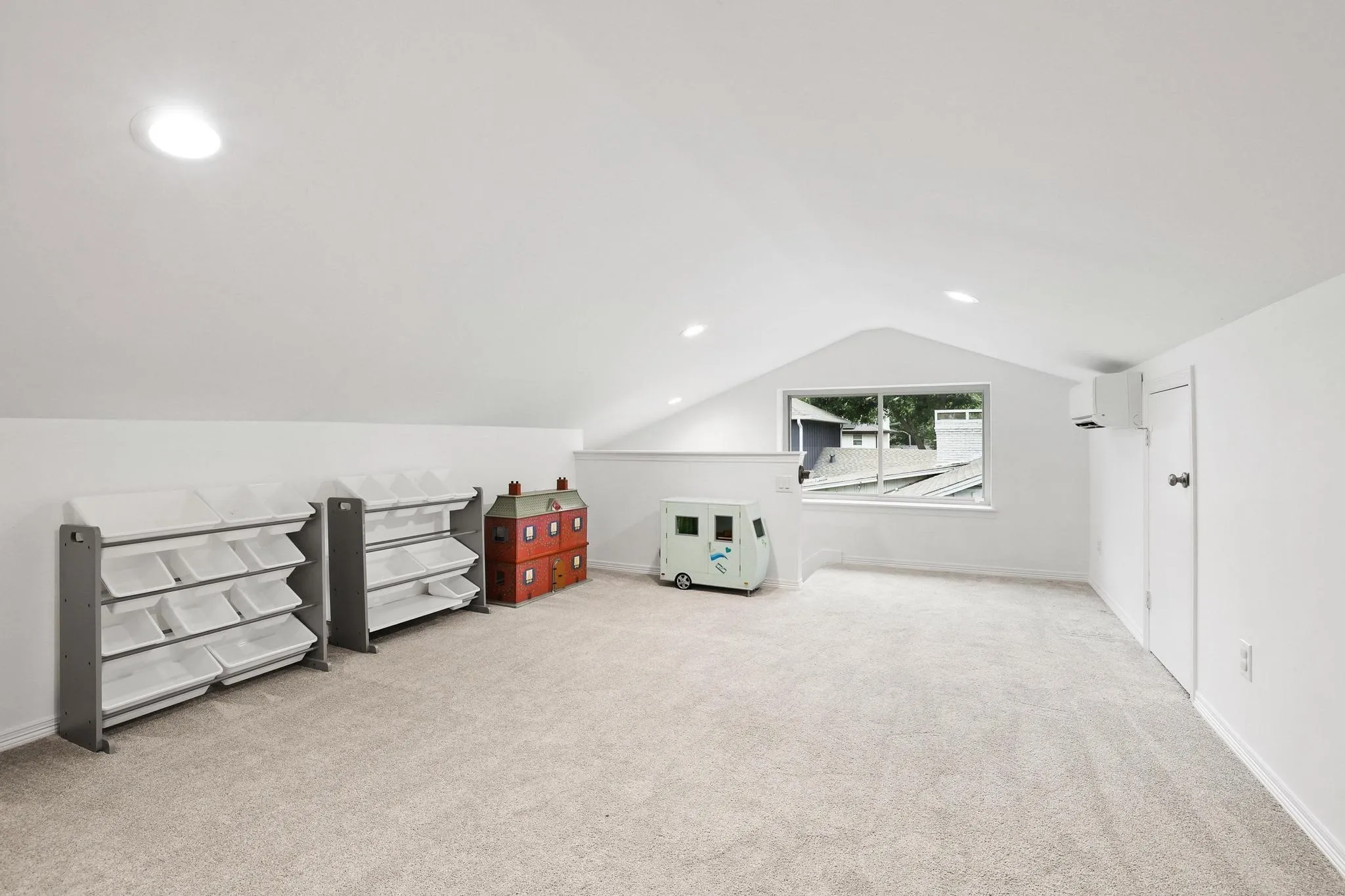 Single Family Residence For Sale in Dallas County , 7668 La Cosa Drive, Dallas, Texas 75248, 5 Bedroom, 3 Bathroom, 2 Garage spaces, 2,773 Sqft, built in 1968, mls#21409024, Real Estate Agent in Dallas, Homes For Sale in Dallas county, Homes For Sale in Dallas, Realtor in Dallas Texas, Real Estate Brokerage Independent Realty Texas, Luminita Cordes Realtor