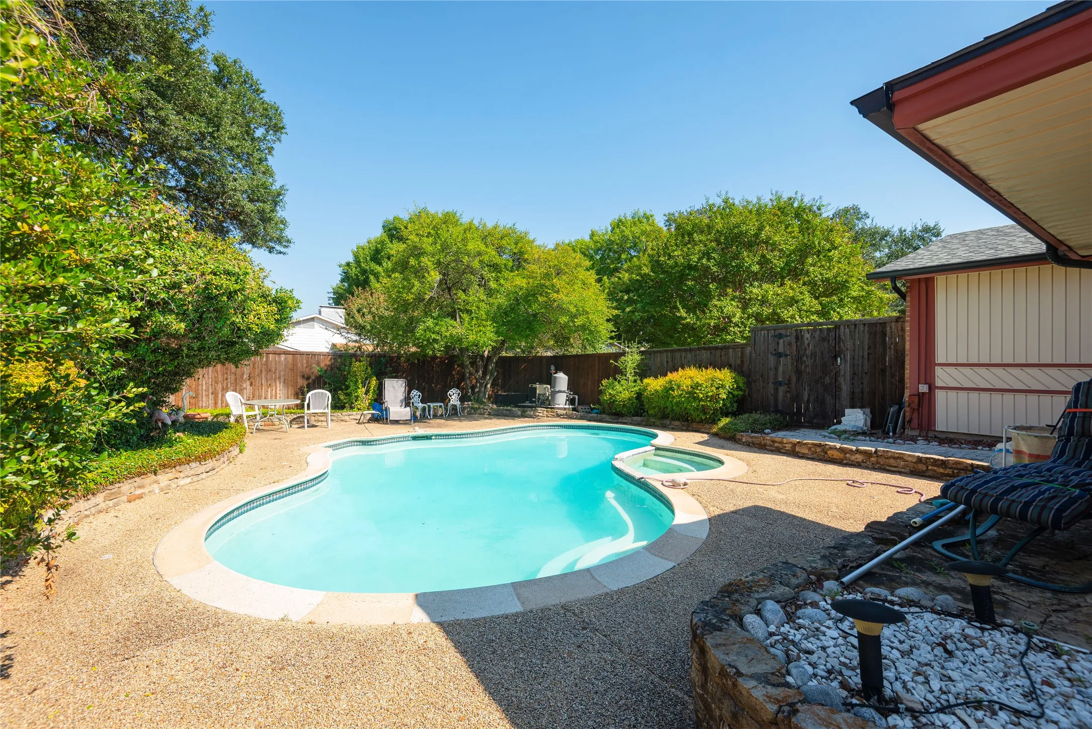 Single Family Residence For Sale in Dallas County , 1909 Linda Lane, Richardson, Texas 75081, 3 Bedroom, 2 Bathroom, 2 Garage spaces, 1,820 Sqft, built in 1977, mls#21409141, Real Estate Agent in Richardson, Homes For Sale in Dallas county, Homes For Sale in Richardson, Realtor in Richardson Texas, Real Estate Brokerage Independent Realty Texas, Luminita Cordes Realtor