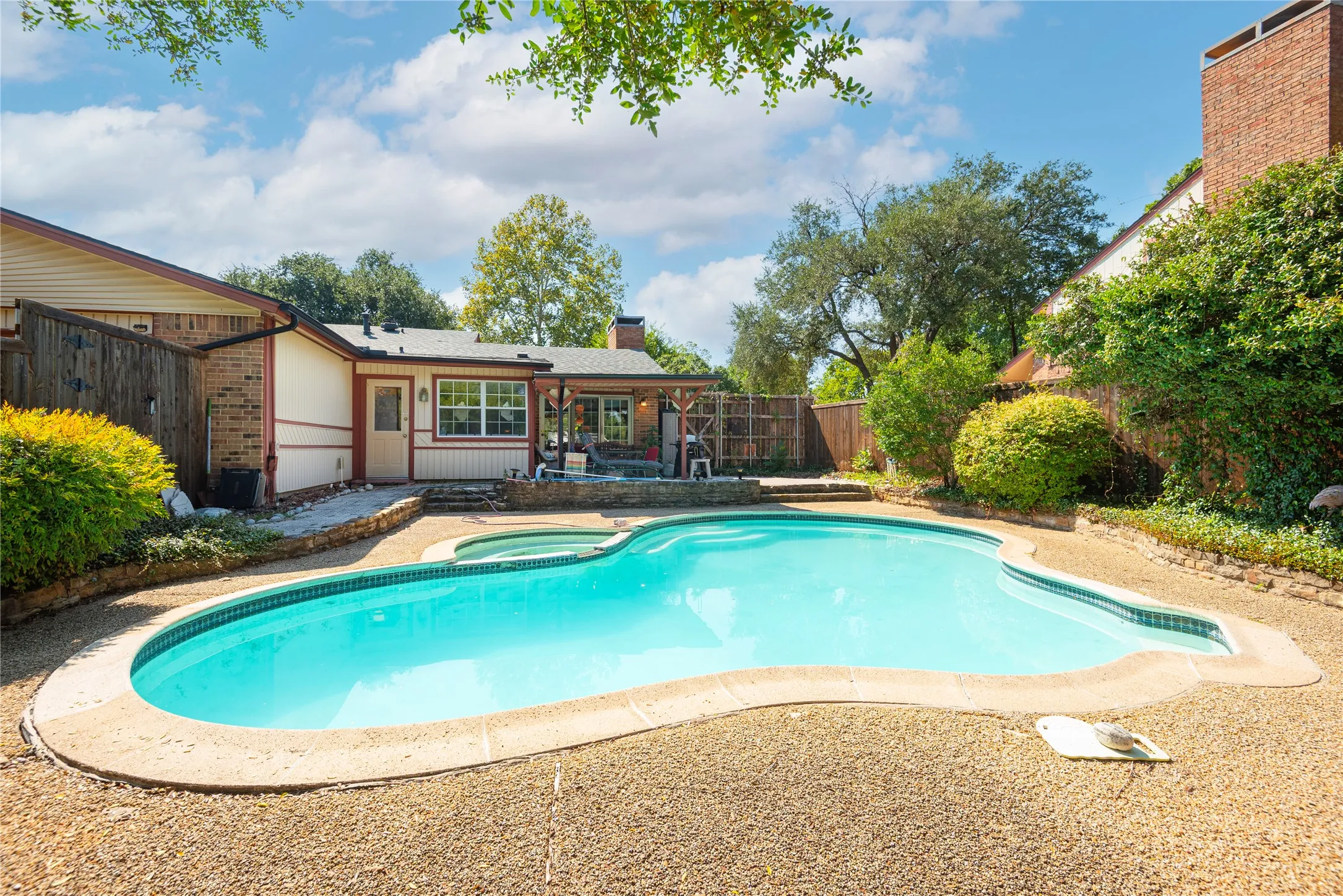 Single Family Residence For Sale in Dallas County , 1909 Linda Lane, Richardson, Texas 75081, 3 Bedroom, 2 Bathroom, 2 Garage spaces, 1,820 Sqft, built in 1977, mls#21409141, Real Estate Agent in Richardson, Homes For Sale in Dallas county, Homes For Sale in Richardson, Realtor in Richardson Texas, Real Estate Brokerage Independent Realty Texas, Luminita Cordes Realtor