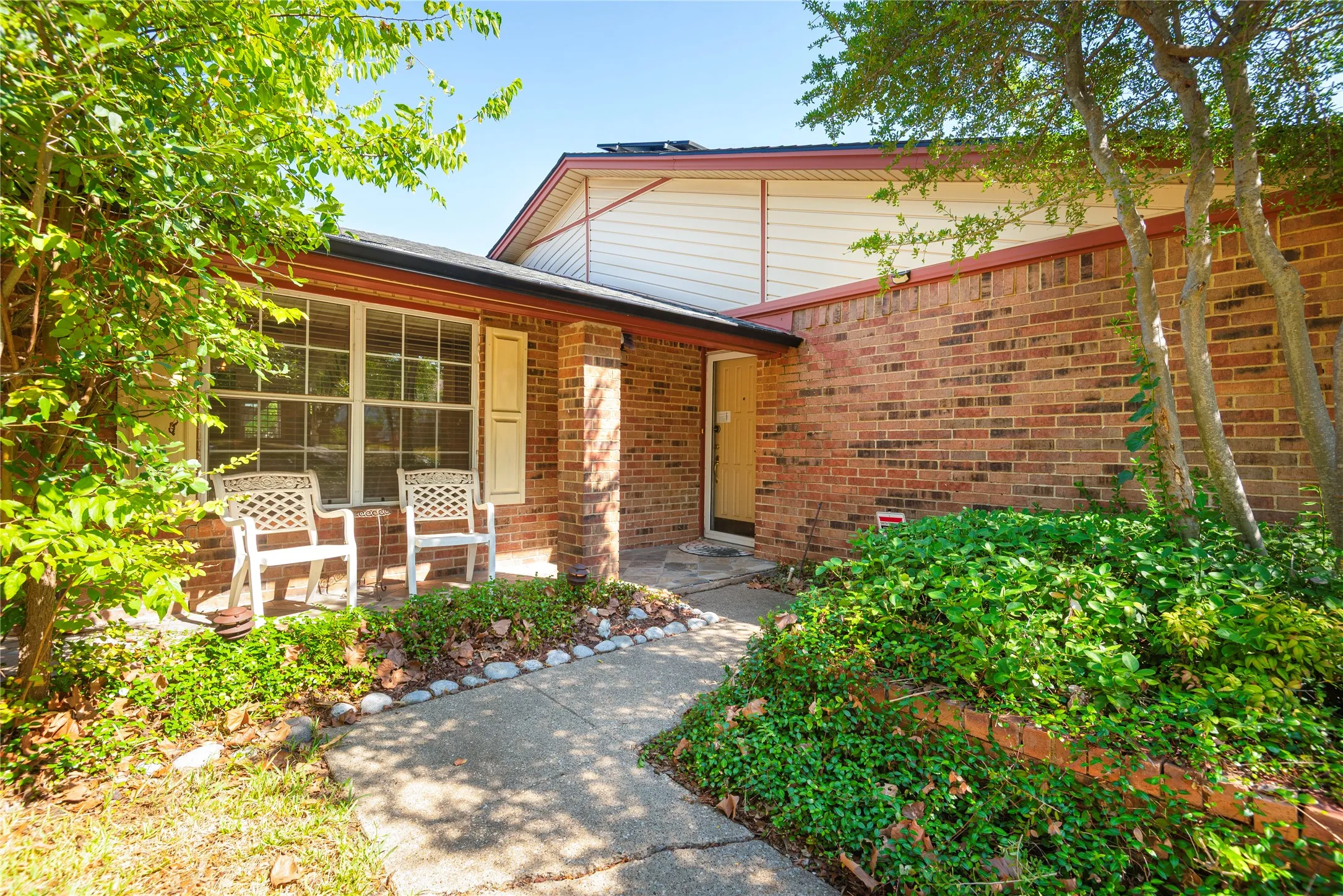 Single Family Residence For Sale in Dallas County , 1909 Linda Lane, Richardson, Texas 75081, 3 Bedroom, 2 Bathroom, 2 Garage spaces, 1,820 Sqft, built in 1977, mls#21409141, Real Estate Agent in Richardson, Homes For Sale in Dallas county, Homes For Sale in Richardson, Realtor in Richardson Texas, Real Estate Brokerage Independent Realty Texas, Luminita Cordes Realtor