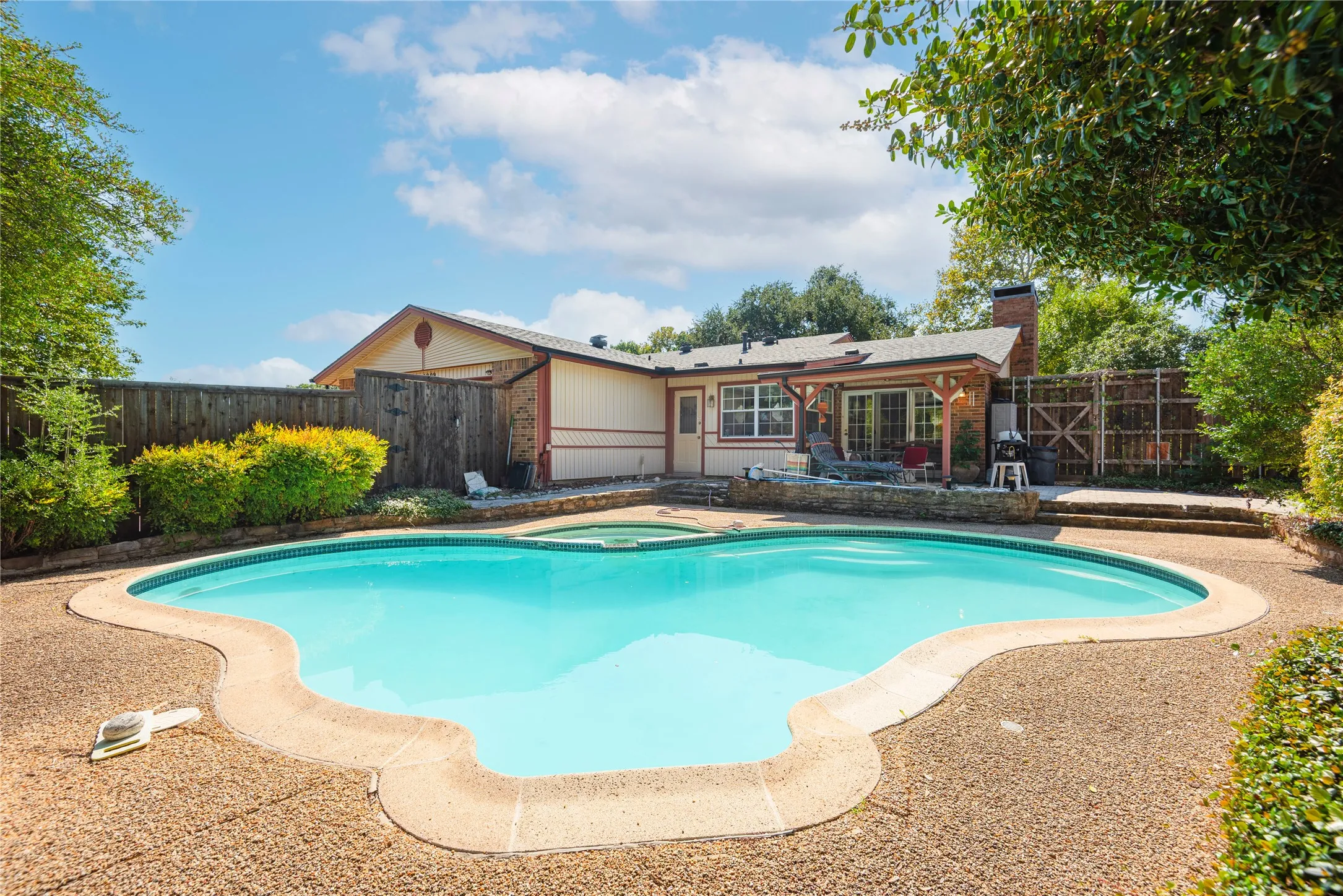Single Family Residence For Sale in Dallas County , 1909 Linda Lane, Richardson, Texas 75081, 3 Bedroom, 2 Bathroom, 2 Garage spaces, 1,820 Sqft, built in 1977, mls#21409141, Real Estate Agent in Richardson, Homes For Sale in Dallas county, Homes For Sale in Richardson, Realtor in Richardson Texas, Real Estate Brokerage Independent Realty Texas, Luminita Cordes Realtor