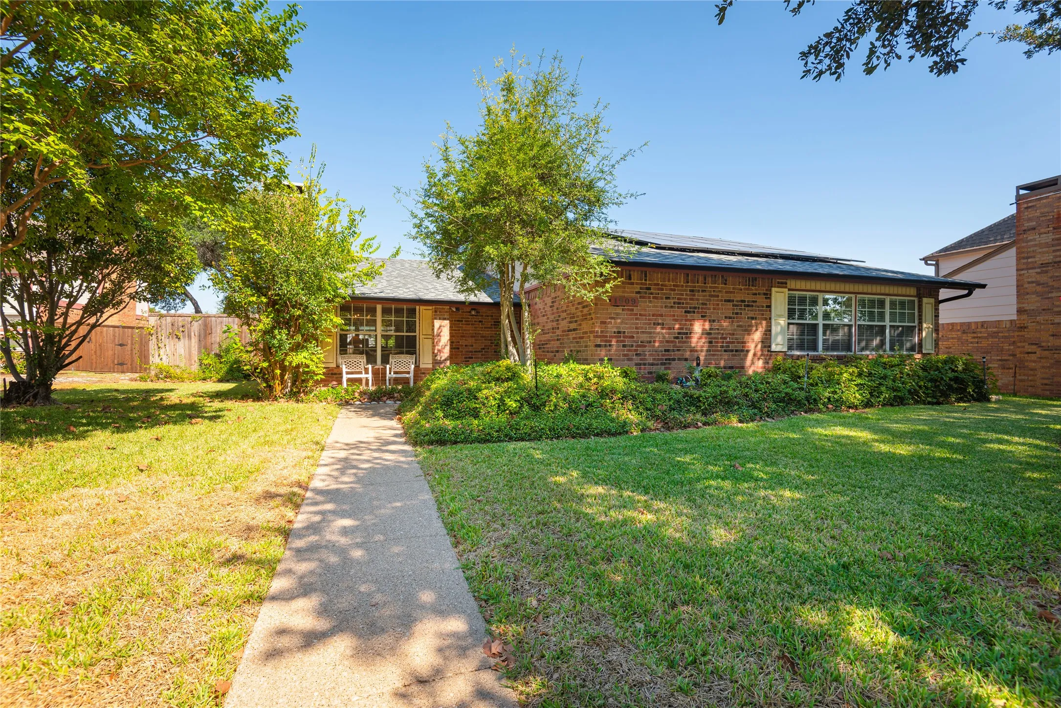 Single Family Residence For Sale in Dallas County , 1909 Linda Lane, Richardson, Texas 75081, 3 Bedroom, 2 Bathroom, 2 Garage spaces, 1,820 Sqft, built in 1977, mls#21409141, Real Estate Agent in Richardson, Homes For Sale in Dallas county, Homes For Sale in Richardson, Realtor in Richardson Texas, Real Estate Brokerage Independent Realty Texas, Luminita Cordes Realtor