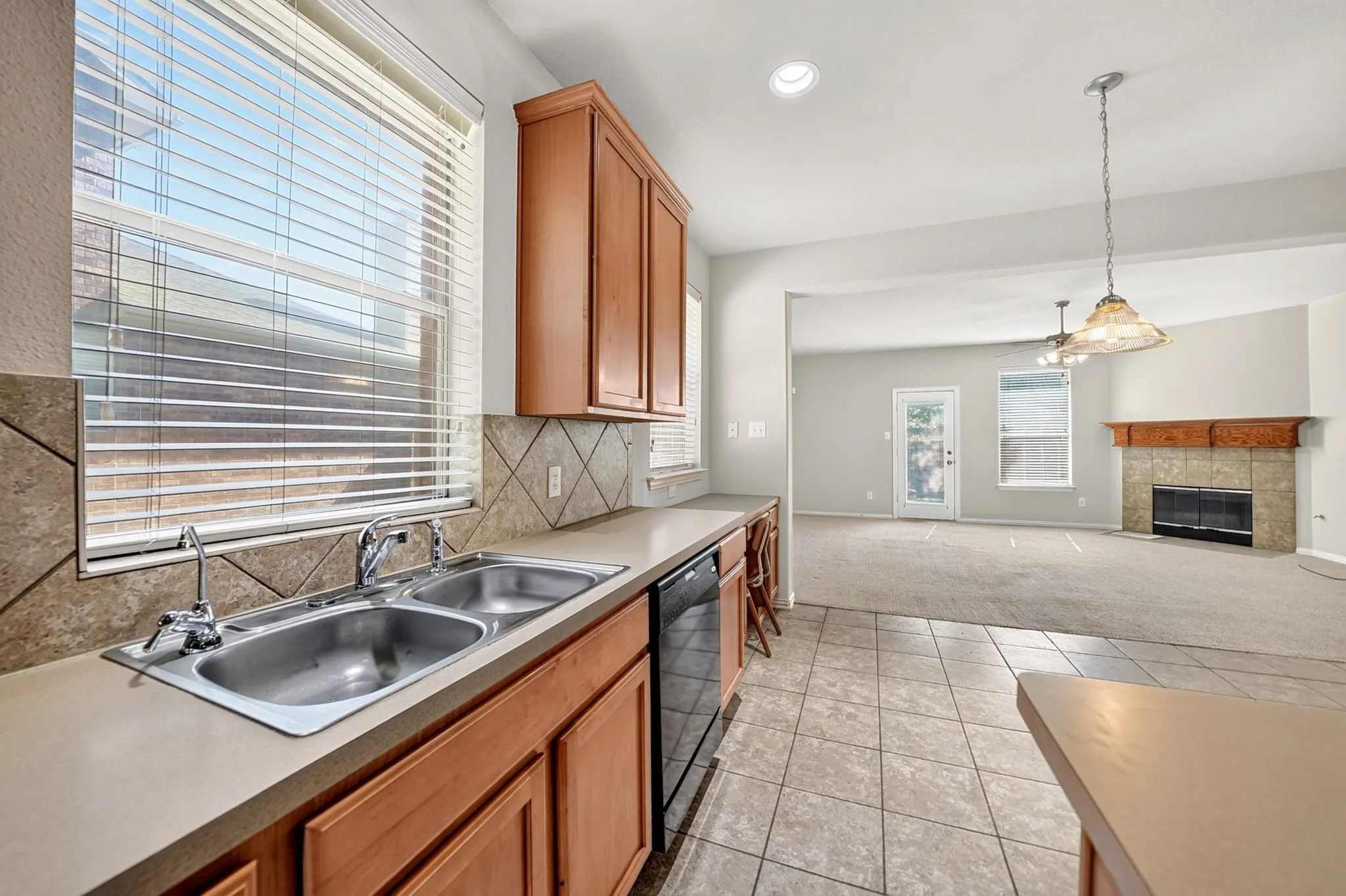 Single Family Residence For Sale in Rockwall County , 2923 Tangleglen Drive, Rockwall, Texas 75032, 4 Bedroom, 2 Bathroom, 2 Garage spaces, 1,991 Sqft, built in 2004, mls#21409130, Real Estate Agent in Rockwall, Homes For Sale in Rockwall county, Homes For Sale in Rockwall, Realtor in Rockwall Texas, Real Estate Brokerage Independent Realty Texas, Luminita Cordes Realtor