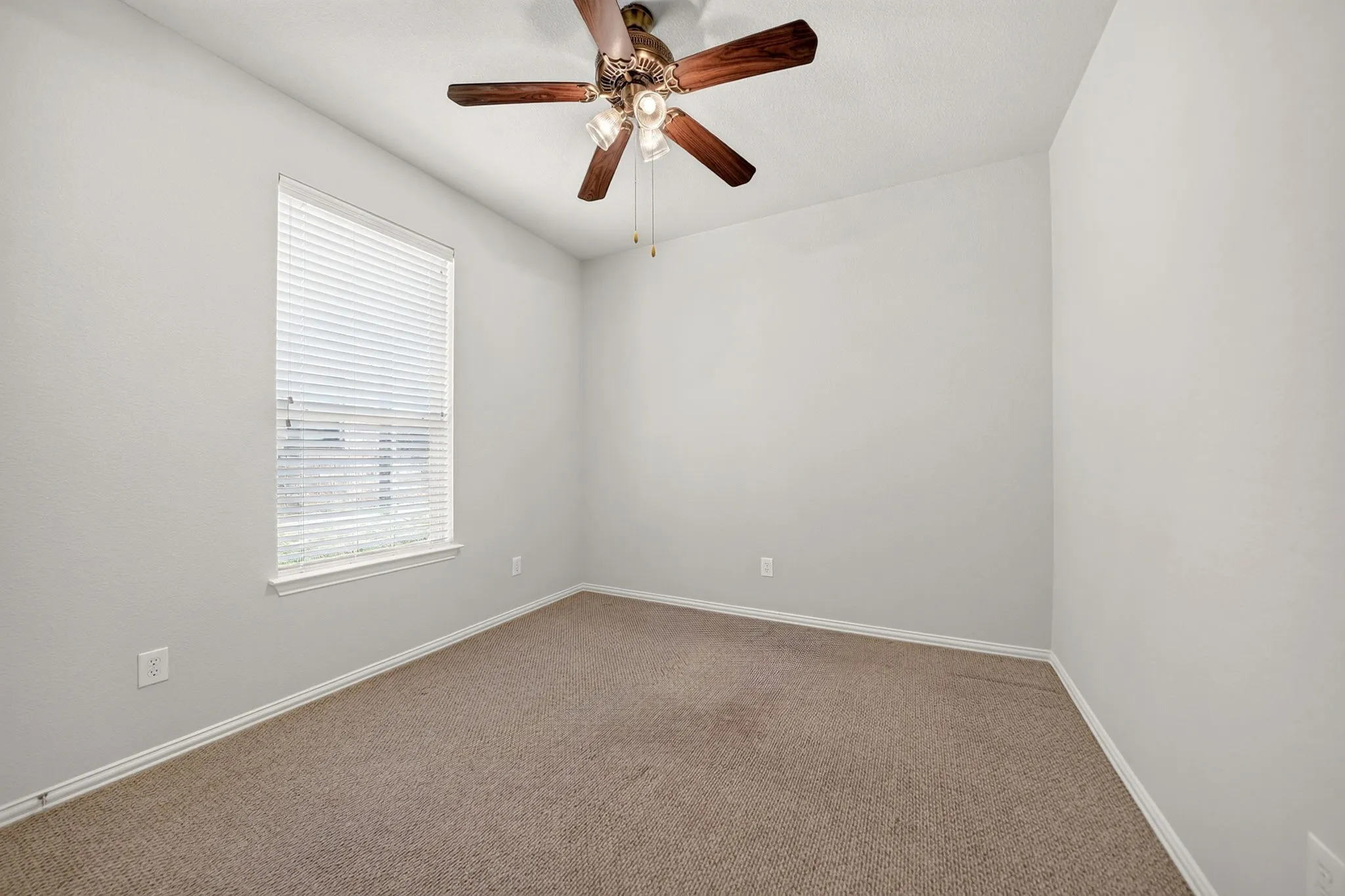 Single Family Residence For Sale in Rockwall County , 2923 Tangleglen Drive, Rockwall, Texas 75032, 4 Bedroom, 2 Bathroom, 2 Garage spaces, 1,991 Sqft, built in 2004, mls#21409130, Real Estate Agent in Rockwall, Homes For Sale in Rockwall county, Homes For Sale in Rockwall, Realtor in Rockwall Texas, Real Estate Brokerage Independent Realty Texas, Luminita Cordes Realtor