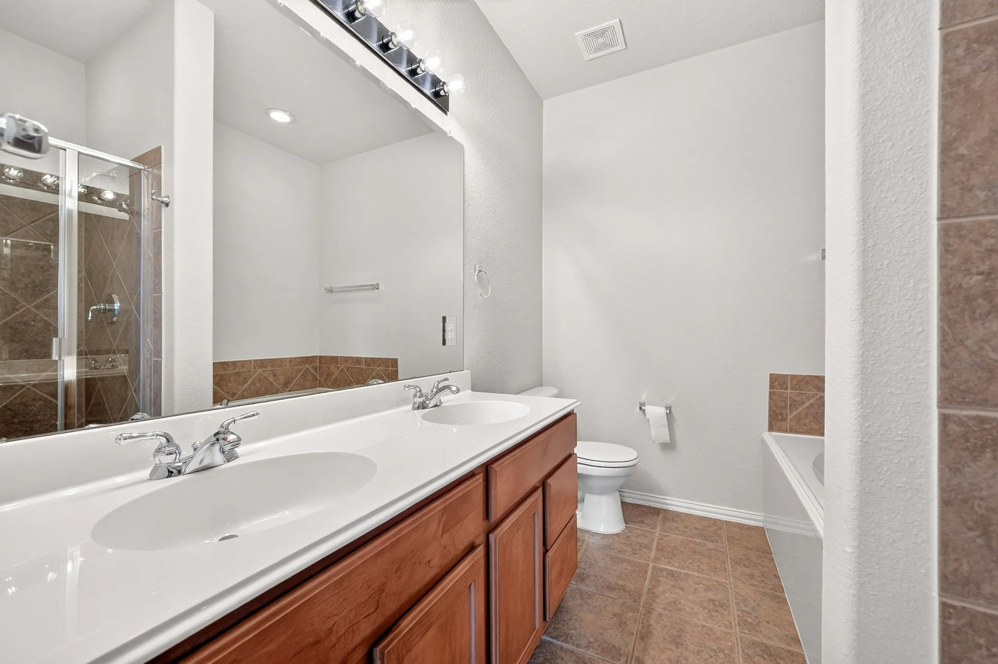 Single Family Residence For Sale in Rockwall County , 2923 Tangleglen Drive, Rockwall, Texas 75032, 4 Bedroom, 2 Bathroom, 2 Garage spaces, 1,991 Sqft, built in 2004, mls#21409130, Real Estate Agent in Rockwall, Homes For Sale in Rockwall county, Homes For Sale in Rockwall, Realtor in Rockwall Texas, Real Estate Brokerage Independent Realty Texas, Luminita Cordes Realtor