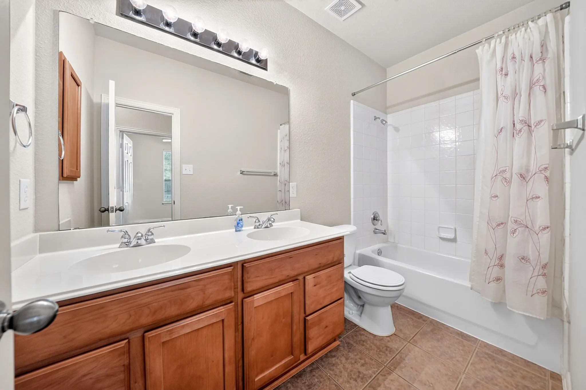 Single Family Residence For Sale in Rockwall County , 2923 Tangleglen Drive, Rockwall, Texas 75032, 4 Bedroom, 2 Bathroom, 2 Garage spaces, 1,991 Sqft, built in 2004, mls#21409130, Real Estate Agent in Rockwall, Homes For Sale in Rockwall county, Homes For Sale in Rockwall, Realtor in Rockwall Texas, Real Estate Brokerage Independent Realty Texas, Luminita Cordes Realtor