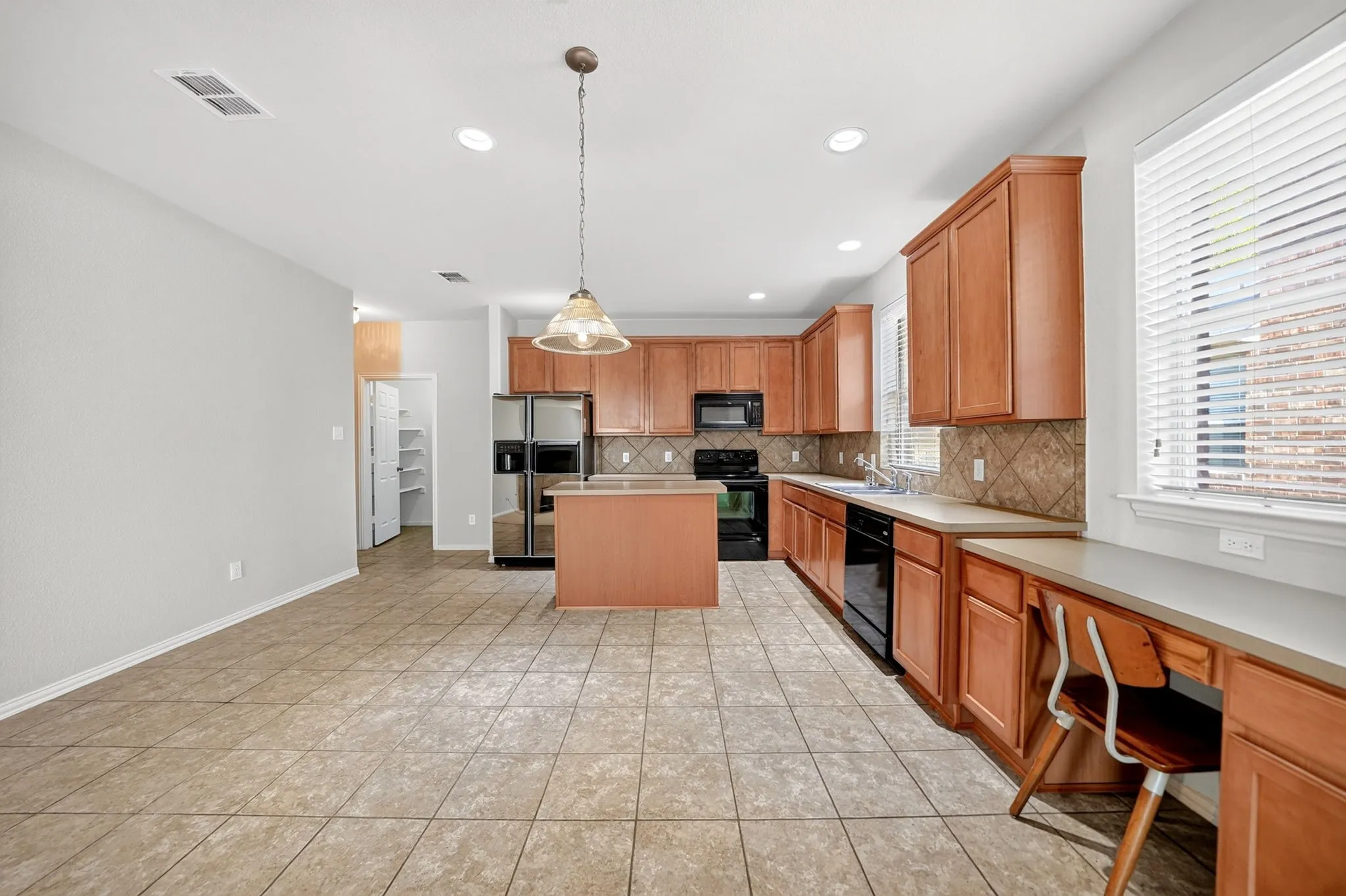 Single Family Residence For Sale in Rockwall County , 2923 Tangleglen Drive, Rockwall, Texas 75032, 4 Bedroom, 2 Bathroom, 2 Garage spaces, 1,991 Sqft, built in 2004, mls#21409130, Real Estate Agent in Rockwall, Homes For Sale in Rockwall county, Homes For Sale in Rockwall, Realtor in Rockwall Texas, Real Estate Brokerage Independent Realty Texas, Luminita Cordes Realtor
