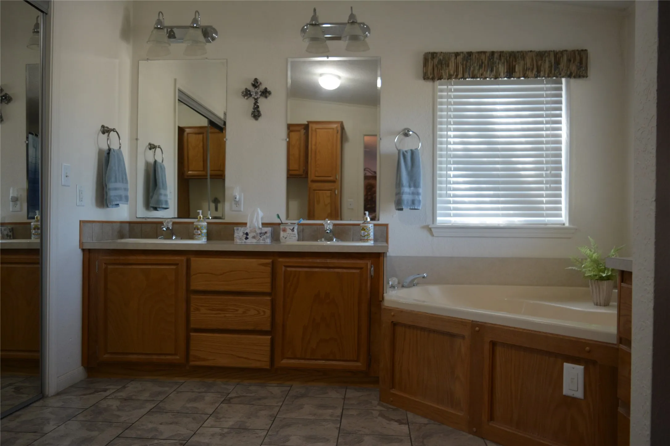 Manufactured Home For Sale in Bosque County , 298 County Road 1700, Clifton, Texas 76634, 3 Bedroom, 2 Bathroom, 3 Garage spaces, 2,048 Sqft, built in 2004, mls#21409150, Real Estate Agent in Clifton, Homes For Sale in Bosque county, Homes For Sale in Clifton, Realtor in Clifton Texas, Real Estate Brokerage Independent Realty Texas, Luminita Cordes Realtor