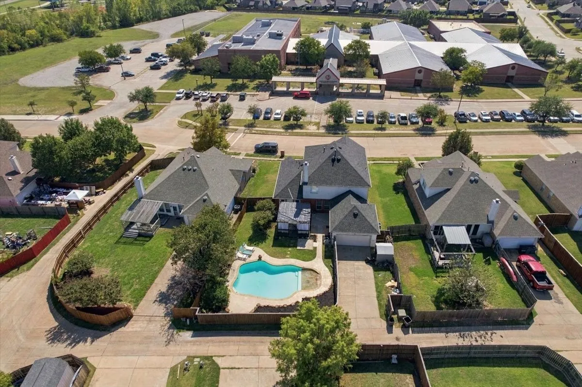 Single Family Residence For Sale in Grayson County , 204 Newport Drive, Van Alstyne, Texas 75495, 4 Bedroom, 3 Bathroom, 2 Garage spaces, 3,091 Sqft, built in 1999, mls#21408901, Real Estate Agent in Van Alstyne, Homes For Sale in Grayson county, Homes For Sale in Van Alstyne, Realtor in Van Alstyne Texas, Real Estate Brokerage Independent Realty Texas, Luminita Cordes Realtor
