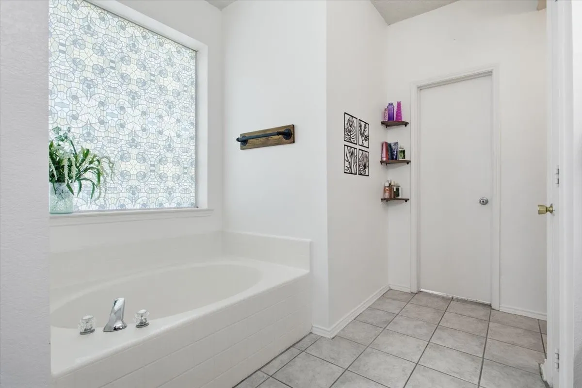 Single Family Residence For Sale in Grayson County , 204 Newport Drive, Van Alstyne, Texas 75495, 4 Bedroom, 3 Bathroom, 2 Garage spaces, 3,091 Sqft, built in 1999, mls#21408901, Real Estate Agent in Van Alstyne, Homes For Sale in Grayson county, Homes For Sale in Van Alstyne, Realtor in Van Alstyne Texas, Real Estate Brokerage Independent Realty Texas, Luminita Cordes Realtor