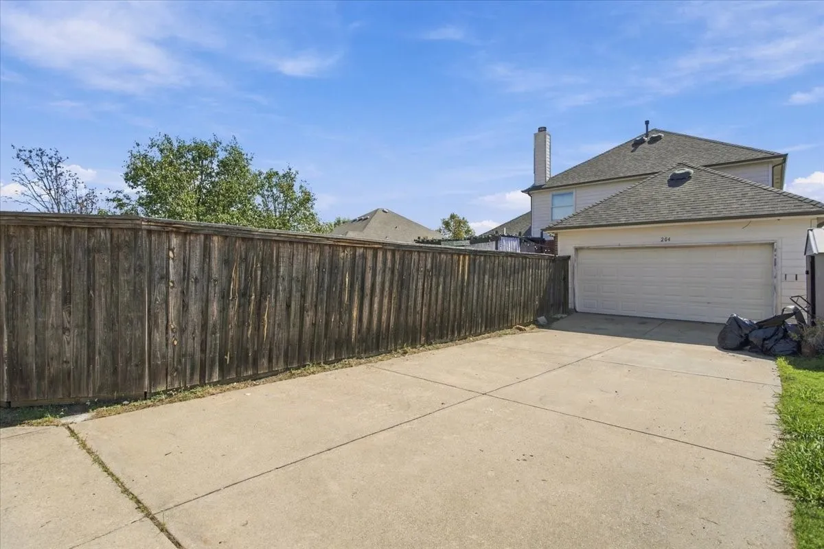 Single Family Residence For Sale in Grayson County , 204 Newport Drive, Van Alstyne, Texas 75495, 4 Bedroom, 3 Bathroom, 2 Garage spaces, 3,091 Sqft, built in 1999, mls#21408901, Real Estate Agent in Van Alstyne, Homes For Sale in Grayson county, Homes For Sale in Van Alstyne, Realtor in Van Alstyne Texas, Real Estate Brokerage Independent Realty Texas, Luminita Cordes Realtor