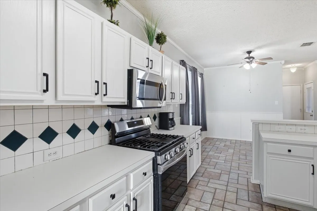 Single Family Residence For Sale in Grayson County , 204 Newport Drive, Van Alstyne, Texas 75495, 4 Bedroom, 3 Bathroom, 2 Garage spaces, 3,091 Sqft, built in 1999, mls#21408901, Real Estate Agent in Van Alstyne, Homes For Sale in Grayson county, Homes For Sale in Van Alstyne, Realtor in Van Alstyne Texas, Real Estate Brokerage Independent Realty Texas, Luminita Cordes Realtor