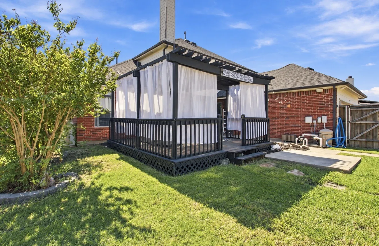 Single Family Residence For Sale in Grayson County , 204 Newport Drive, Van Alstyne, Texas 75495, 4 Bedroom, 3 Bathroom, 2 Garage spaces, 3,091 Sqft, built in 1999, mls#21408901, Real Estate Agent in Van Alstyne, Homes For Sale in Grayson county, Homes For Sale in Van Alstyne, Realtor in Van Alstyne Texas, Real Estate Brokerage Independent Realty Texas, Luminita Cordes Realtor