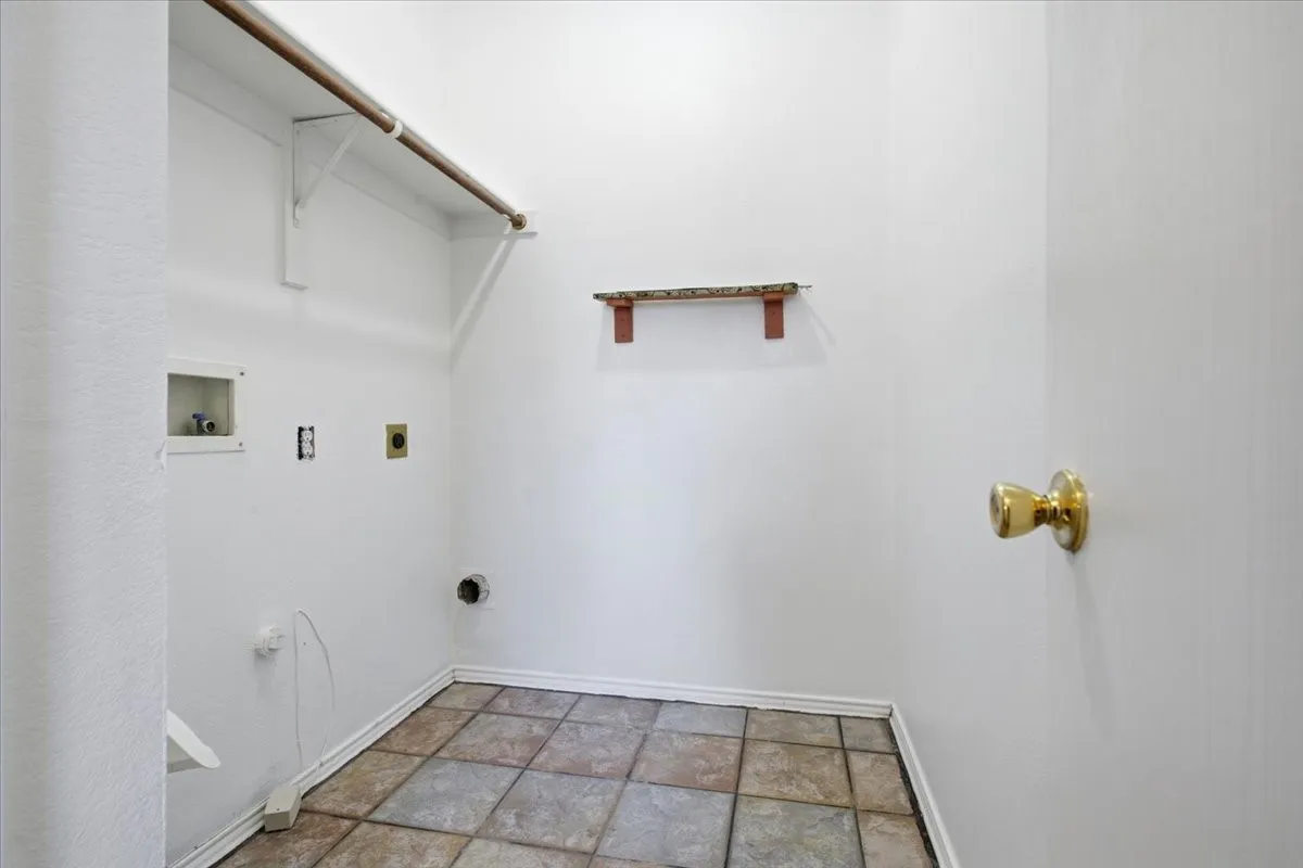 Single Family Residence For Sale in Grayson County , 204 Newport Drive, Van Alstyne, Texas 75495, 4 Bedroom, 3 Bathroom, 2 Garage spaces, 3,091 Sqft, built in 1999, mls#21408901, Real Estate Agent in Van Alstyne, Homes For Sale in Grayson county, Homes For Sale in Van Alstyne, Realtor in Van Alstyne Texas, Real Estate Brokerage Independent Realty Texas, Luminita Cordes Realtor