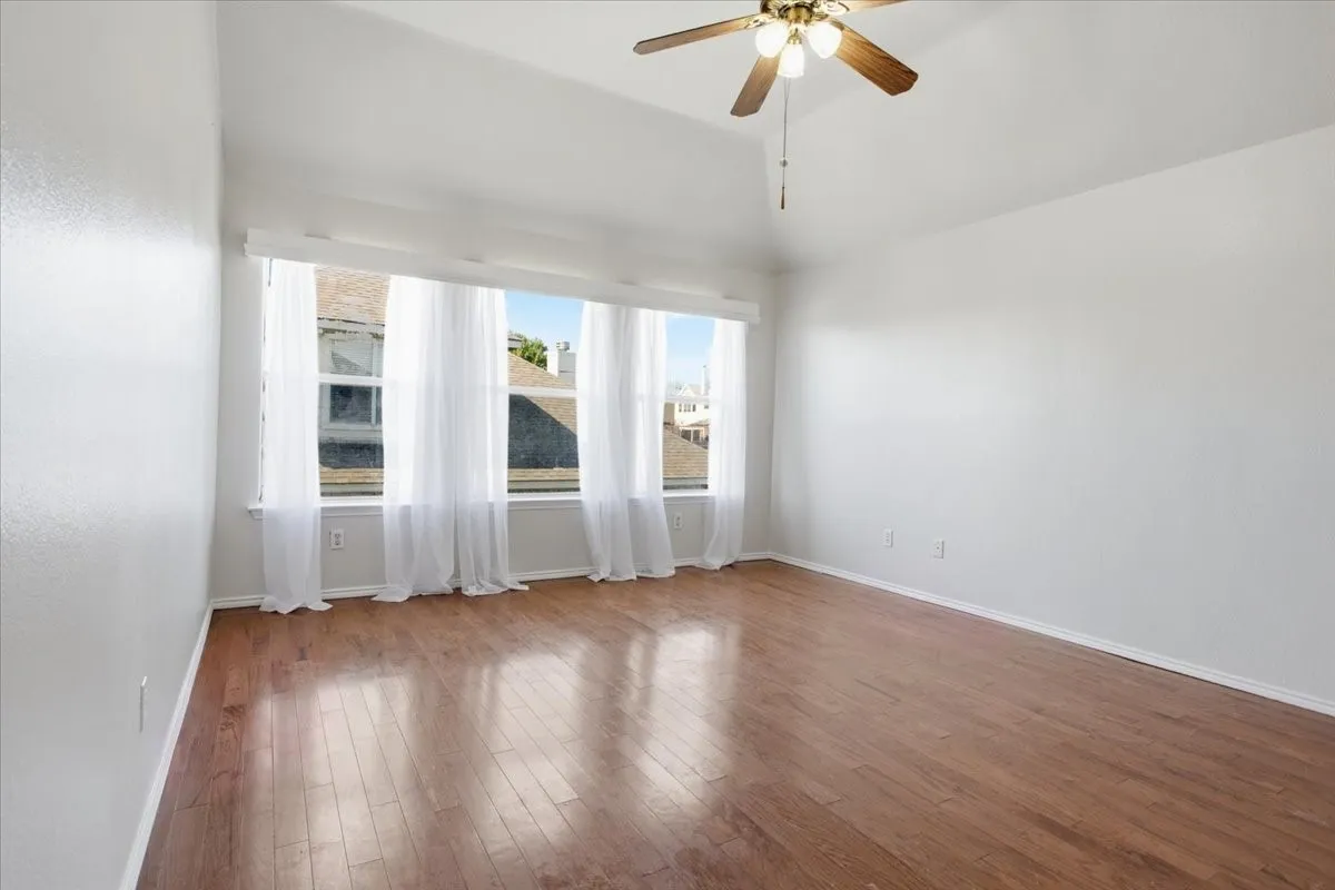 Single Family Residence For Sale in Grayson County , 204 Newport Drive, Van Alstyne, Texas 75495, 4 Bedroom, 3 Bathroom, 2 Garage spaces, 3,091 Sqft, built in 1999, mls#21408901, Real Estate Agent in Van Alstyne, Homes For Sale in Grayson county, Homes For Sale in Van Alstyne, Realtor in Van Alstyne Texas, Real Estate Brokerage Independent Realty Texas, Luminita Cordes Realtor