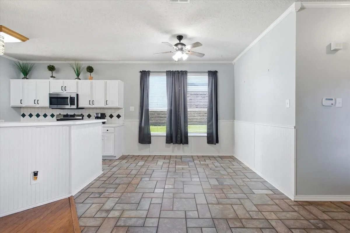 Single Family Residence For Sale in Grayson County , 204 Newport Drive, Van Alstyne, Texas 75495, 4 Bedroom, 3 Bathroom, 2 Garage spaces, 3,091 Sqft, built in 1999, mls#21408901, Real Estate Agent in Van Alstyne, Homes For Sale in Grayson county, Homes For Sale in Van Alstyne, Realtor in Van Alstyne Texas, Real Estate Brokerage Independent Realty Texas, Luminita Cordes Realtor