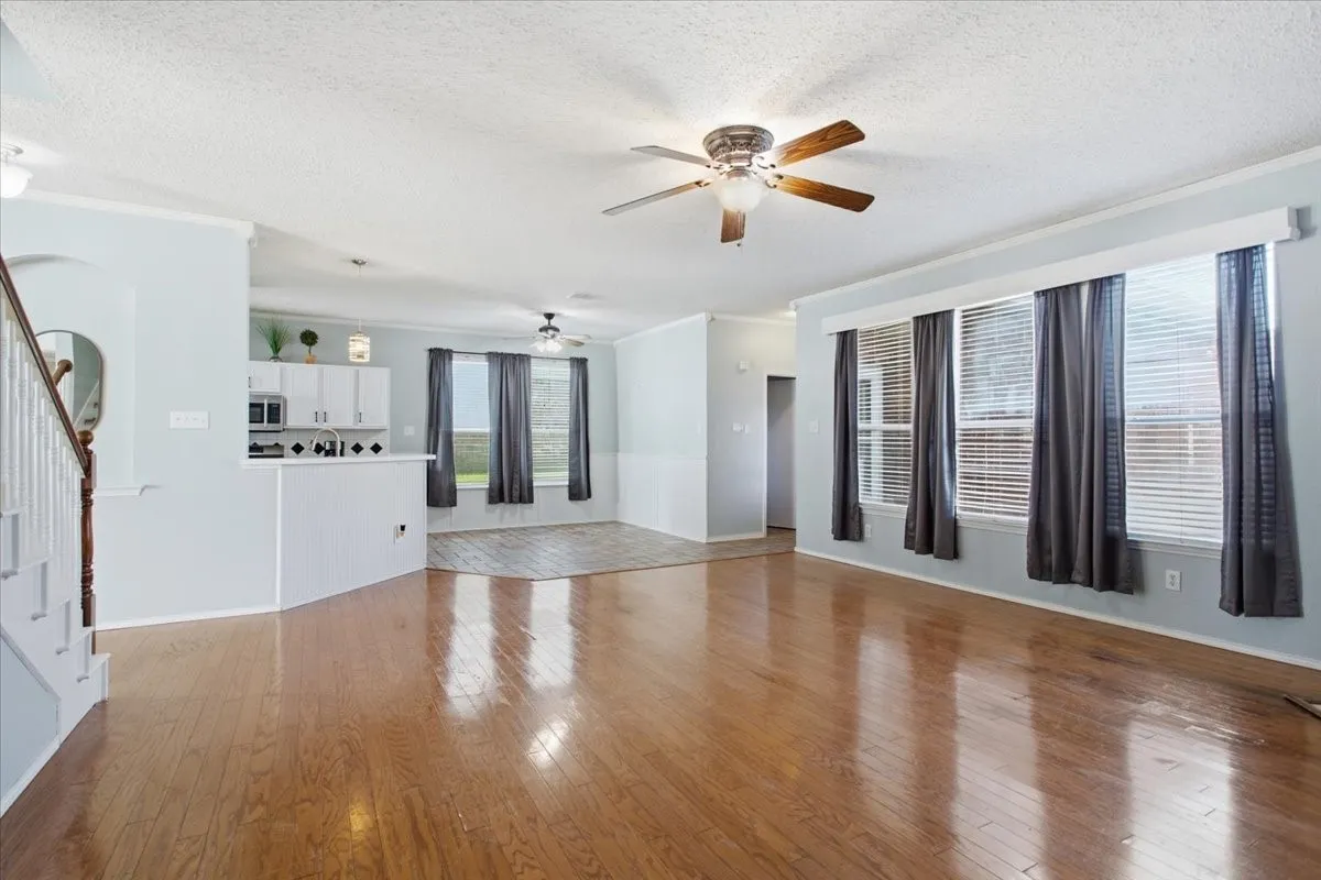 Single Family Residence For Sale in Grayson County , 204 Newport Drive, Van Alstyne, Texas 75495, 4 Bedroom, 3 Bathroom, 2 Garage spaces, 3,091 Sqft, built in 1999, mls#21408901, Real Estate Agent in Van Alstyne, Homes For Sale in Grayson county, Homes For Sale in Van Alstyne, Realtor in Van Alstyne Texas, Real Estate Brokerage Independent Realty Texas, Luminita Cordes Realtor