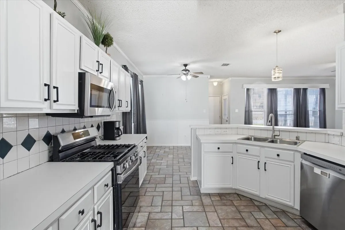 Single Family Residence For Sale in Grayson County , 204 Newport Drive, Van Alstyne, Texas 75495, 4 Bedroom, 3 Bathroom, 2 Garage spaces, 3,091 Sqft, built in 1999, mls#21408901, Real Estate Agent in Van Alstyne, Homes For Sale in Grayson county, Homes For Sale in Van Alstyne, Realtor in Van Alstyne Texas, Real Estate Brokerage Independent Realty Texas, Luminita Cordes Realtor