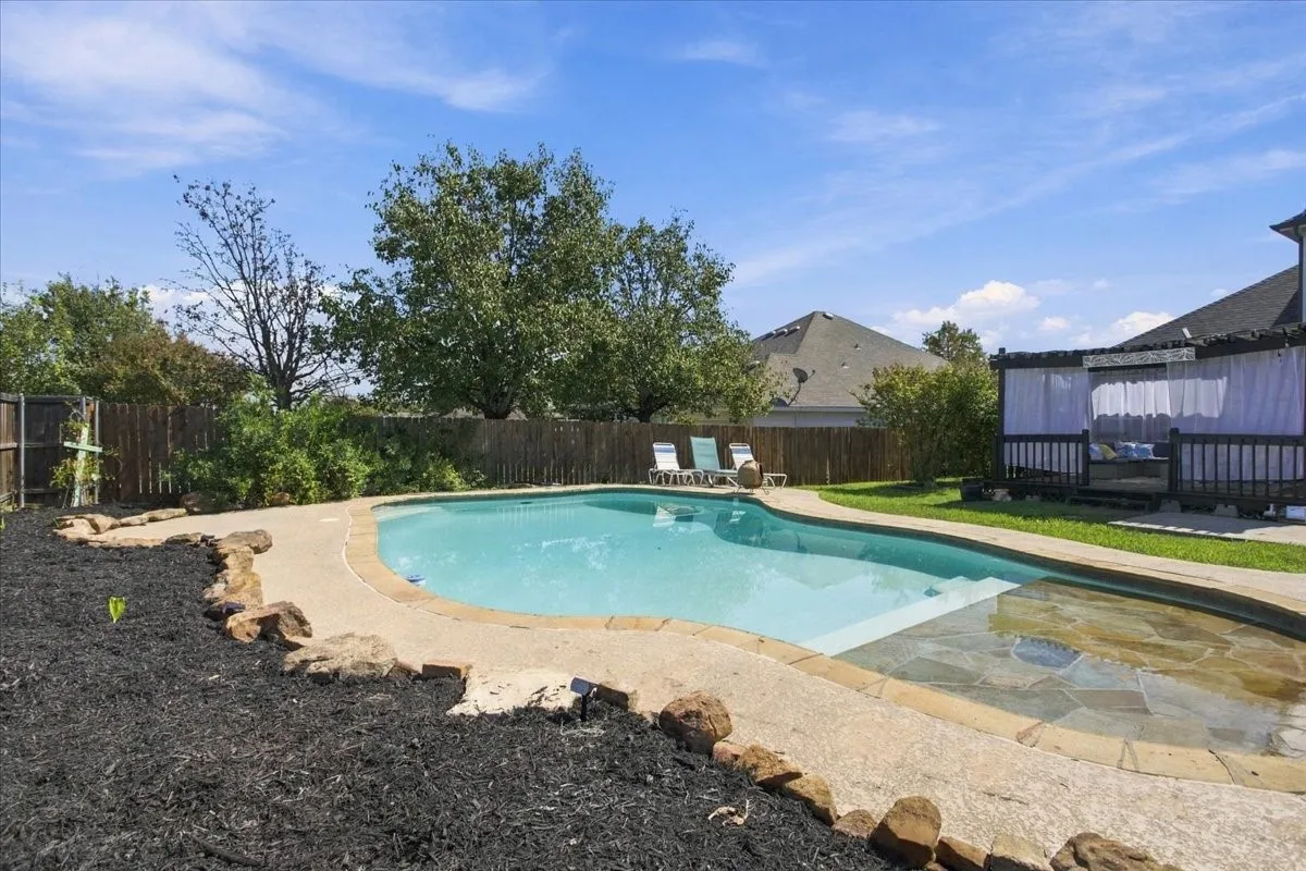 Single Family Residence For Sale in Grayson County , 204 Newport Drive, Van Alstyne, Texas 75495, 4 Bedroom, 3 Bathroom, 2 Garage spaces, 3,091 Sqft, built in 1999, mls#21408901, Real Estate Agent in Van Alstyne, Homes For Sale in Grayson county, Homes For Sale in Van Alstyne, Realtor in Van Alstyne Texas, Real Estate Brokerage Independent Realty Texas, Luminita Cordes Realtor