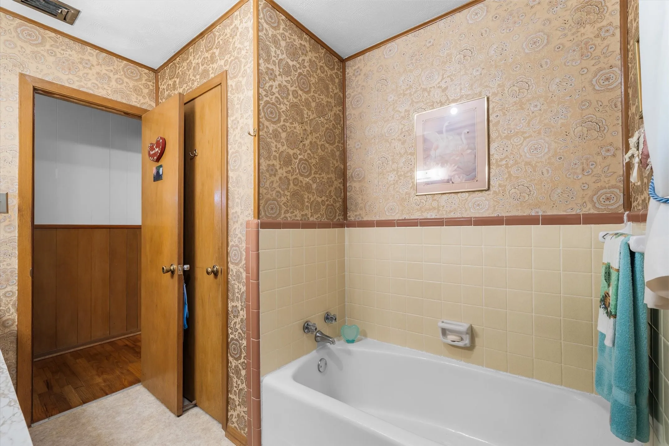 Single Family Residence For Sale in Van Zandt County , 1310 Woodland Drive, Canton, Texas 75103, 3 Bedroom, 2 Bathroom, Garage spaces, 1,284 Sqft, built in 1969, mls#21408717, Real Estate Agent in Canton, Homes For Sale in Van Zandt county, Homes For Sale in Canton, Realtor in Canton Texas, Real Estate Brokerage Independent Realty Texas, Luminita Cordes Realtor