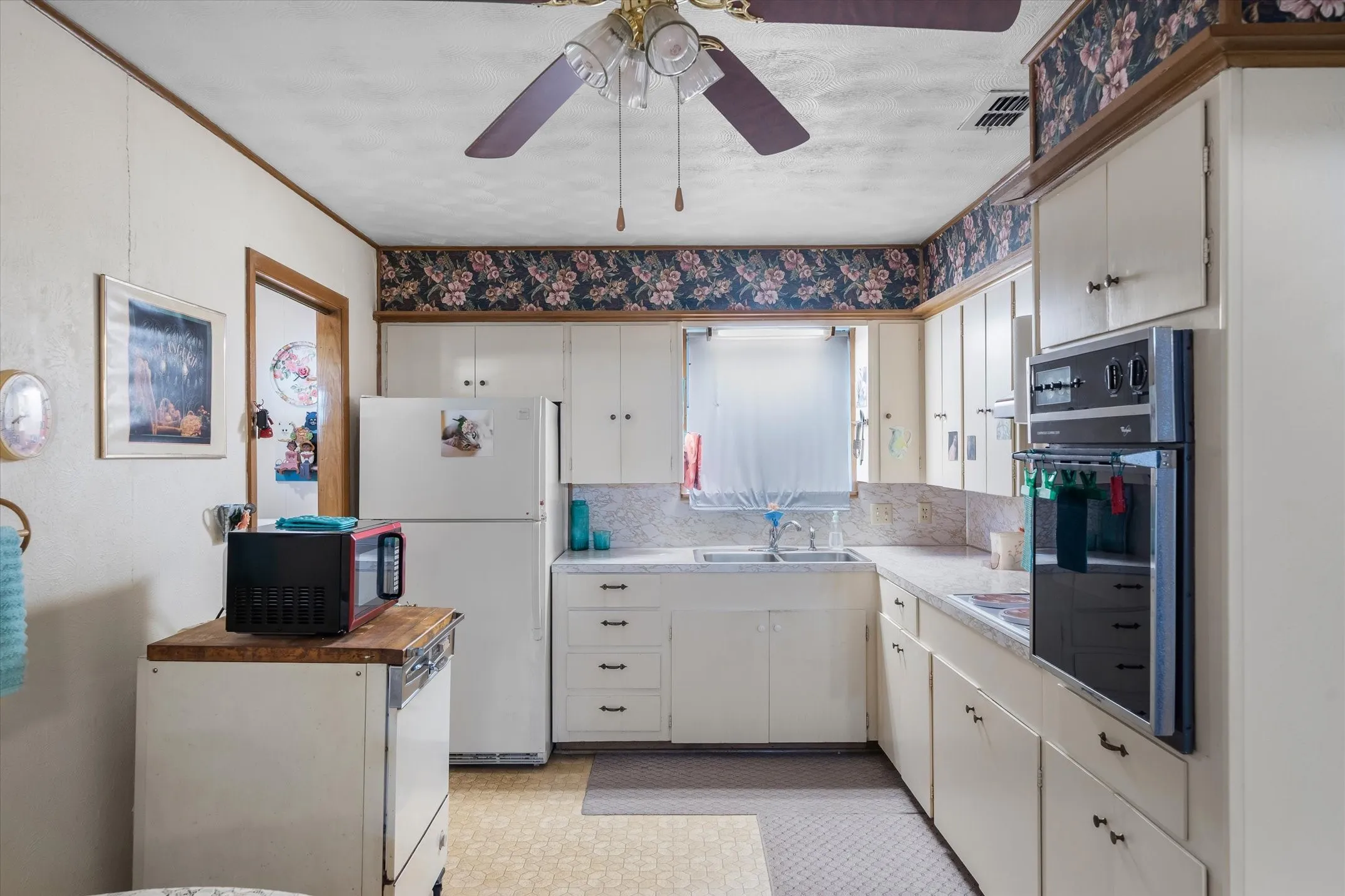 Single Family Residence For Sale in Van Zandt County , 1310 Woodland Drive, Canton, Texas 75103, 3 Bedroom, 2 Bathroom, Garage spaces, 1,284 Sqft, built in 1969, mls#21408717, Real Estate Agent in Canton, Homes For Sale in Van Zandt county, Homes For Sale in Canton, Realtor in Canton Texas, Real Estate Brokerage Independent Realty Texas, Luminita Cordes Realtor