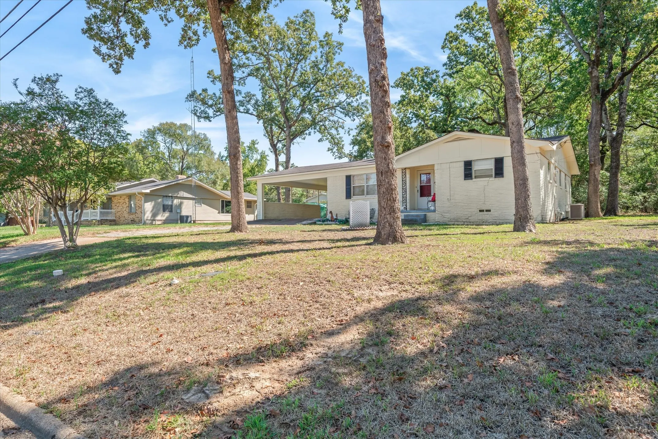 Single Family Residence For Sale in Van Zandt County , 1310 Woodland Drive, Canton, Texas 75103, 3 Bedroom, 2 Bathroom, Garage spaces, 1,284 Sqft, built in 1969, mls#21408717, Real Estate Agent in Canton, Homes For Sale in Van Zandt county, Homes For Sale in Canton, Realtor in Canton Texas, Real Estate Brokerage Independent Realty Texas, Luminita Cordes Realtor