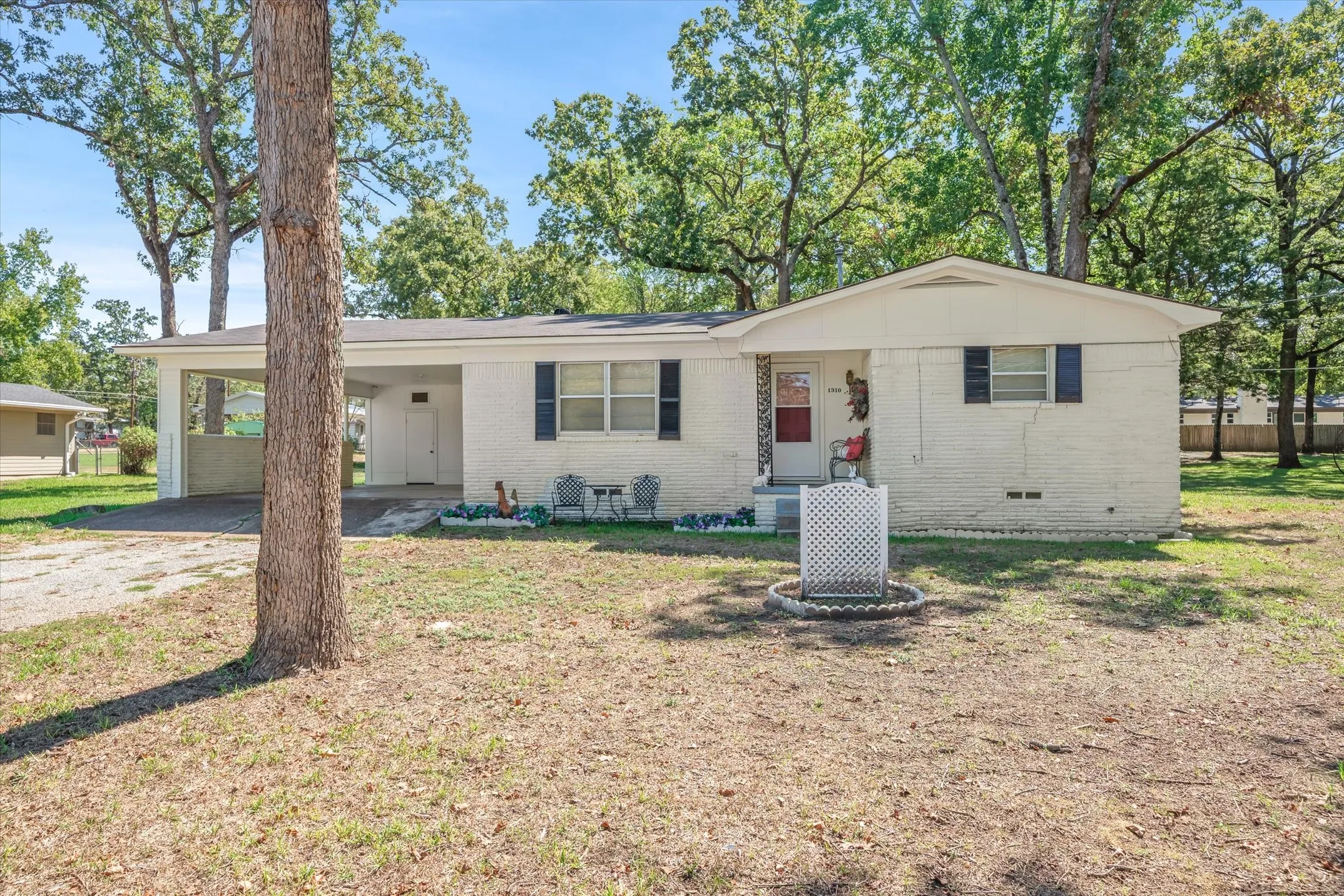 Single Family Residence For Sale in Van Zandt County , 1310 Woodland Drive, Canton, Texas 75103, 3 Bedroom, 2 Bathroom, Garage spaces, 1,284 Sqft, built in 1969, mls#21408717, Real Estate Agent in Canton, Homes For Sale in Van Zandt county, Homes For Sale in Canton, Realtor in Canton Texas, Real Estate Brokerage Independent Realty Texas, Luminita Cordes Realtor