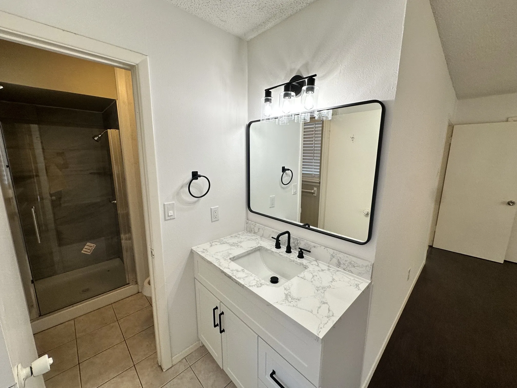 Single Family Residence For Rent in Denton County , 5410 Kings Manor Drive, Lake Dallas, Texas 75065, 3 Bedroom, 2 Bathroom, 2 Garage spaces, 1,336 Sqft, built in 1976, mls#21409163, Real Estate Agent in Lake Dallas, Homes For Rent in Denton county, Homes For Rent in Lake Dallas, Realtor in Lake Dallas Texas, Real Estate Brokerage Independent Realty Texas, Luminita Cordes Realtor