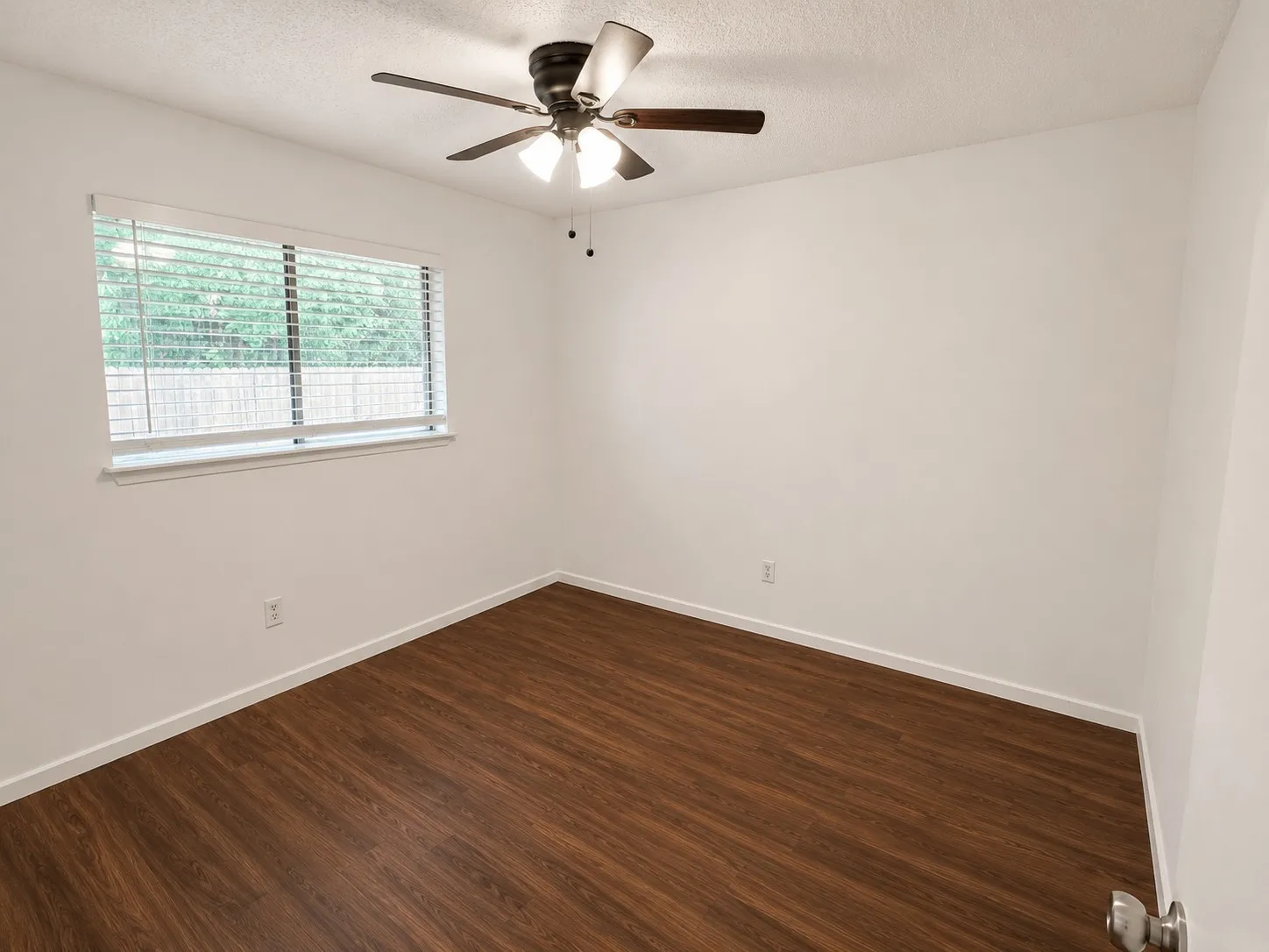 Single Family Residence For Rent in Denton County , 5410 Kings Manor Drive, Lake Dallas, Texas 75065, 3 Bedroom, 2 Bathroom, 2 Garage spaces, 1,336 Sqft, built in 1976, mls#21409163, Real Estate Agent in Lake Dallas, Homes For Rent in Denton county, Homes For Rent in Lake Dallas, Realtor in Lake Dallas Texas, Real Estate Brokerage Independent Realty Texas, Luminita Cordes Realtor