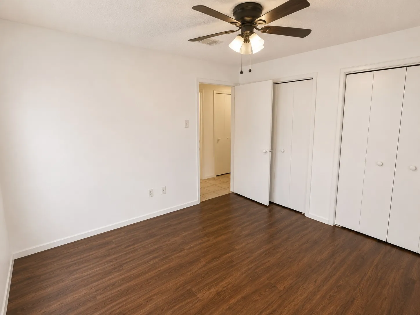 Single Family Residence For Rent in Denton County , 5410 Kings Manor Drive, Lake Dallas, Texas 75065, 3 Bedroom, 2 Bathroom, 2 Garage spaces, 1,336 Sqft, built in 1976, mls#21409163, Real Estate Agent in Lake Dallas, Homes For Rent in Denton county, Homes For Rent in Lake Dallas, Realtor in Lake Dallas Texas, Real Estate Brokerage Independent Realty Texas, Luminita Cordes Realtor