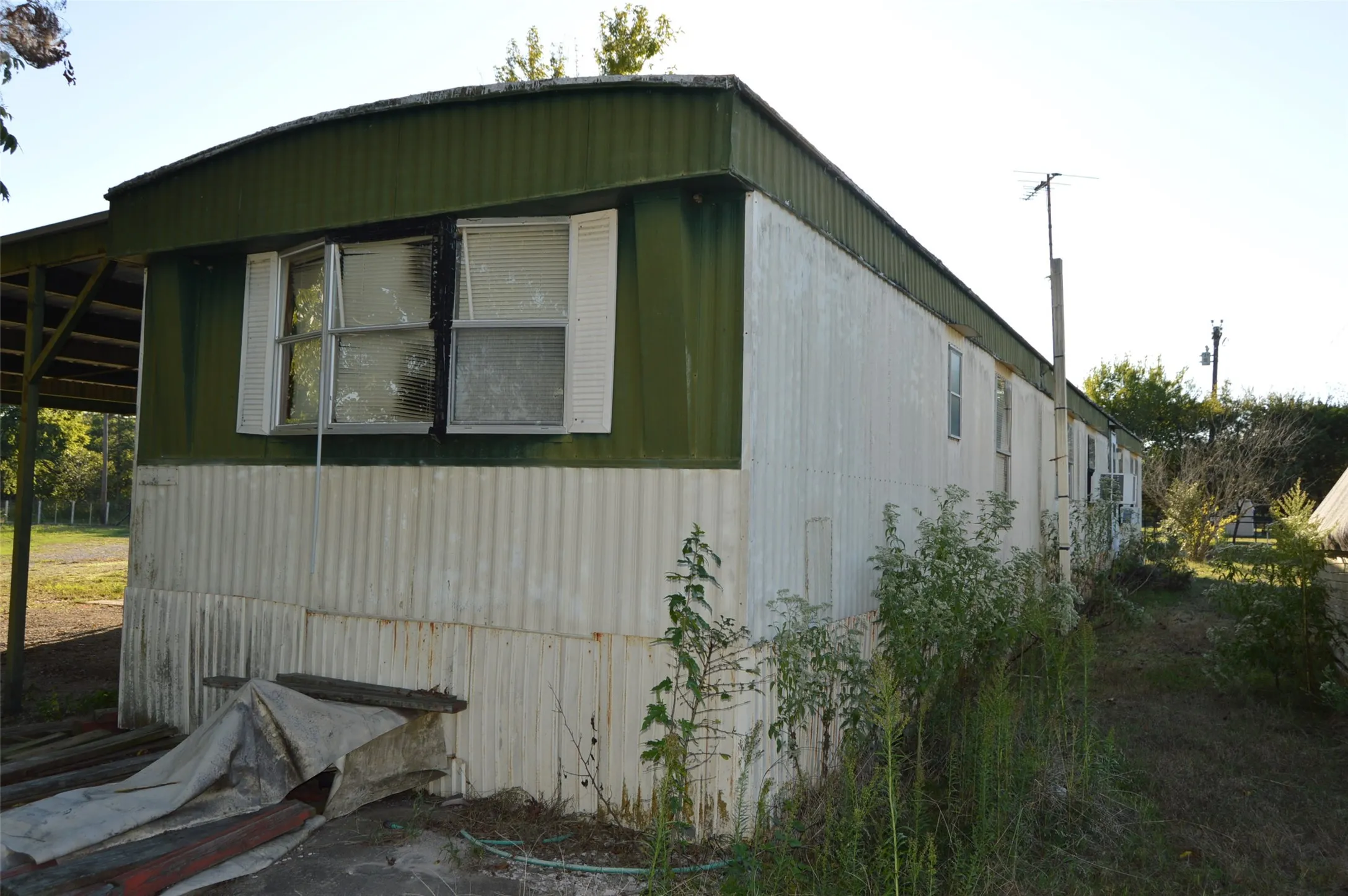 Mobile Home For Sale in Hunt County , 3345 County Road 1125, Farmersville, Texas 75442, 3 Bedroom, 2 Bathroom, 2 Garage spaces, 1,064 Sqft, built in 1980, mls#21409136, Real Estate Agent in Farmersville, Homes For Sale in Hunt county, Homes For Sale in Farmersville, Realtor in Farmersville Texas, Real Estate Brokerage Independent Realty Texas, Luminita Cordes Realtor