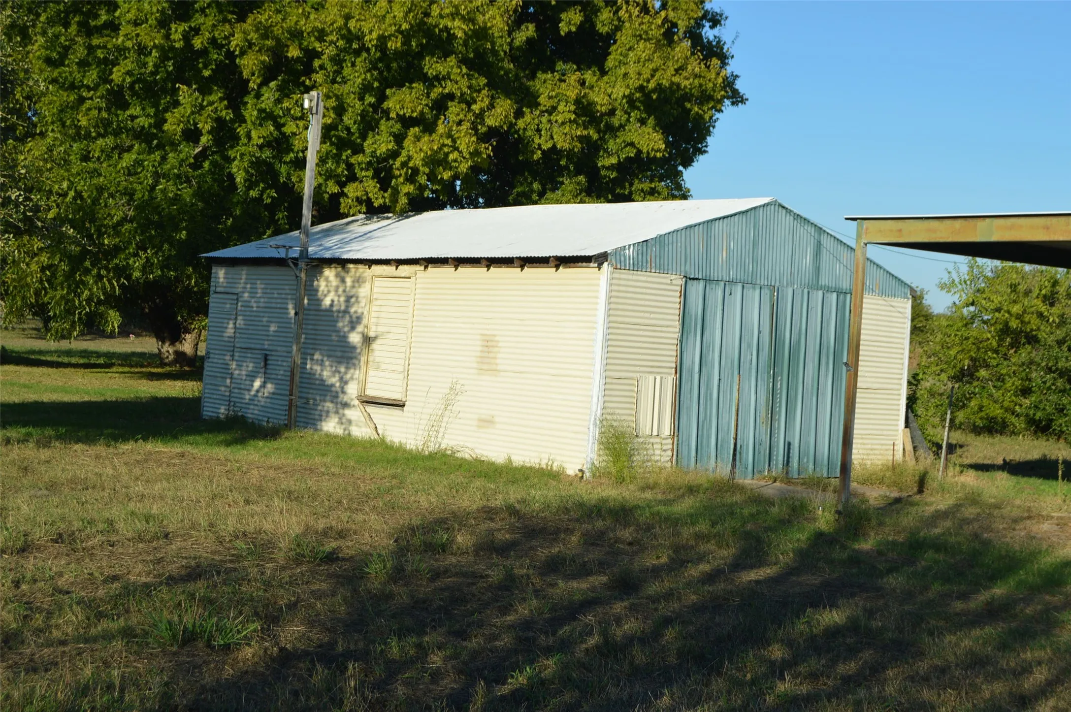 Garage/shop building