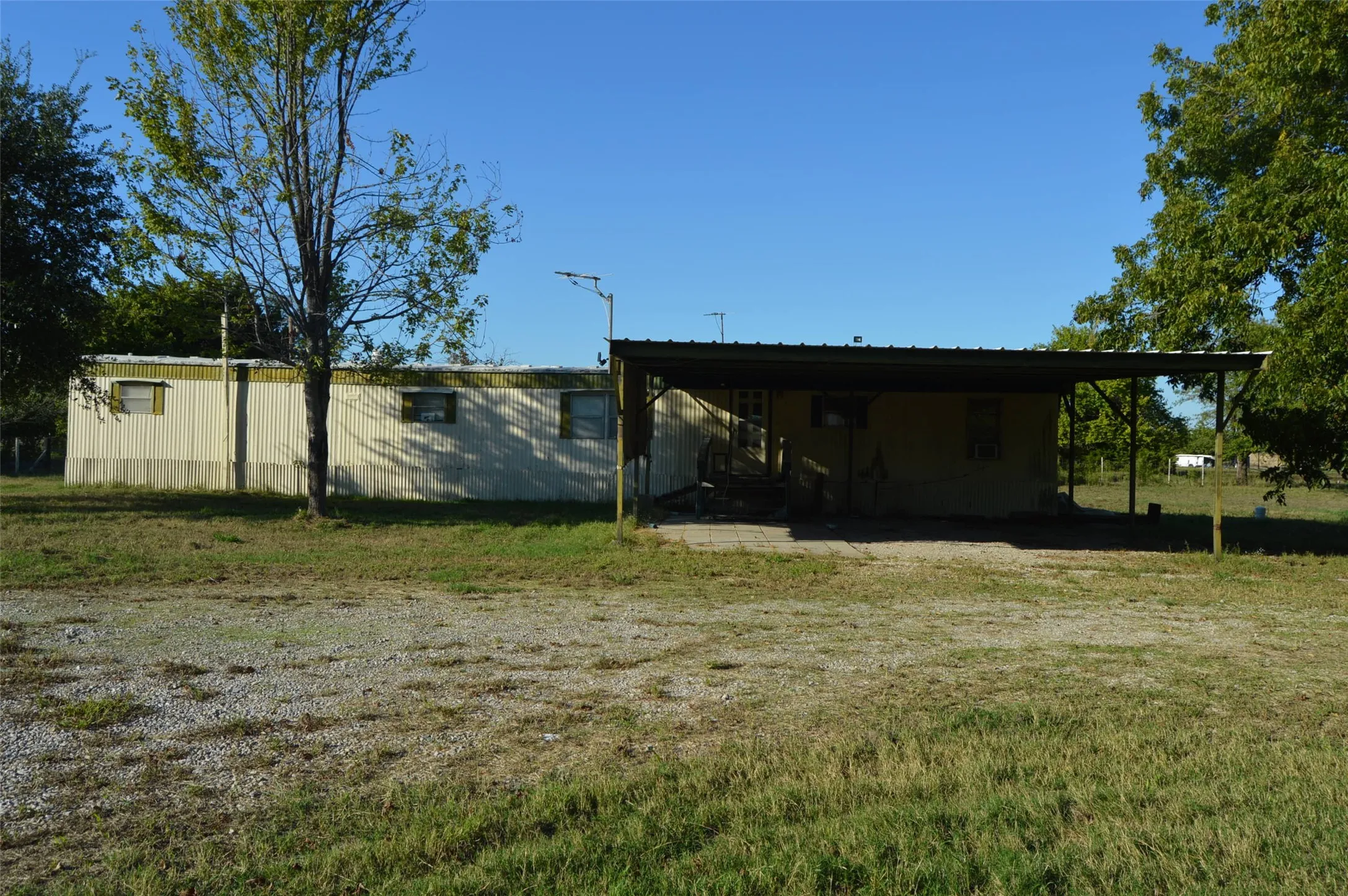 Mobile Home For Sale in Hunt County , 3345 County Road 1125, Farmersville, Texas 75442, 3 Bedroom, 2 Bathroom, 2 Garage spaces, 1,064 Sqft, built in 1980, mls#21409136, Real Estate Agent in Farmersville, Homes For Sale in Hunt county, Homes For Sale in Farmersville, Realtor in Farmersville Texas, Real Estate Brokerage Independent Realty Texas, Luminita Cordes Realtor