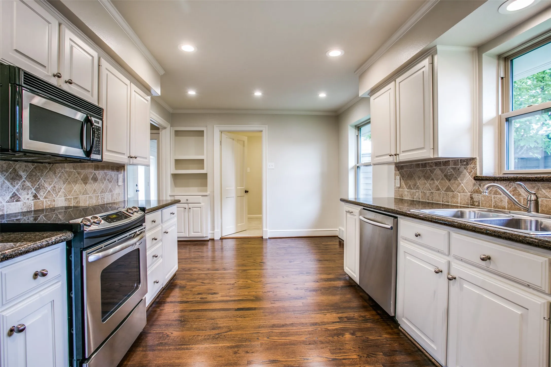 Single Family Residence For Rent in Dallas County , 6908 Lavendale, Dallas, Texas 75230, 4 Bedroom, 3 Bathroom, 2 Garage spaces, 2,786 Sqft, built in 1954, mls#21409171, Real Estate Agent in Dallas, Homes For Rent in Dallas county, Homes For Rent in Dallas, Realtor in Dallas Texas, Real Estate Brokerage Independent Realty Texas, Luminita Cordes Realtor
