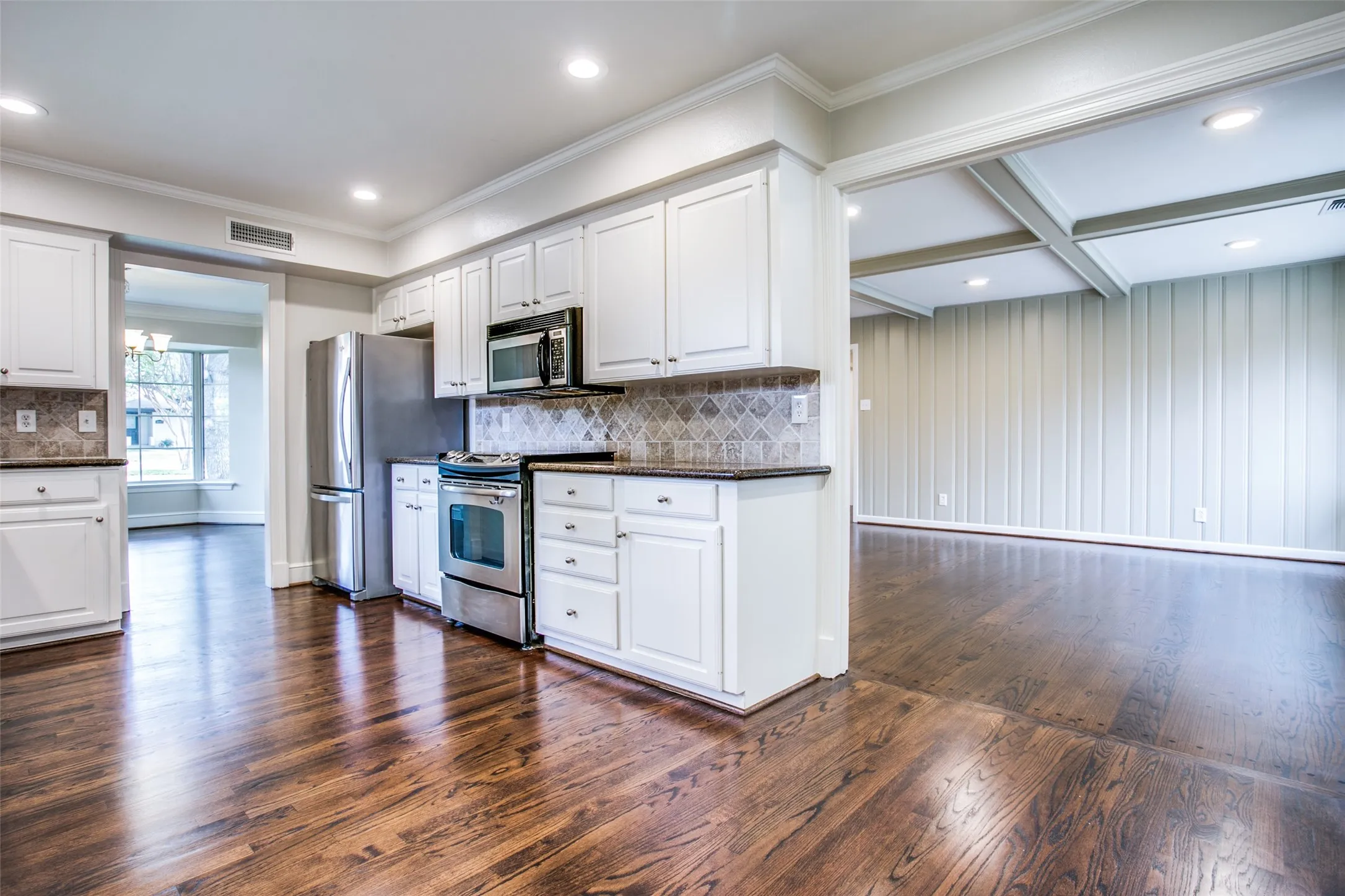Single Family Residence For Rent in Dallas County , 6908 Lavendale, Dallas, Texas 75230, 4 Bedroom, 3 Bathroom, 2 Garage spaces, 2,786 Sqft, built in 1954, mls#21409171, Real Estate Agent in Dallas, Homes For Rent in Dallas county, Homes For Rent in Dallas, Realtor in Dallas Texas, Real Estate Brokerage Independent Realty Texas, Luminita Cordes Realtor