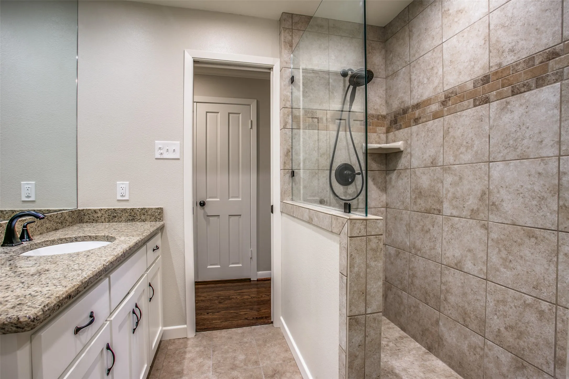 Single Family Residence For Rent in Dallas County , 6908 Lavendale, Dallas, Texas 75230, 4 Bedroom, 3 Bathroom, 2 Garage spaces, 2,786 Sqft, built in 1954, mls#21409171, Real Estate Agent in Dallas, Homes For Rent in Dallas county, Homes For Rent in Dallas, Realtor in Dallas Texas, Real Estate Brokerage Independent Realty Texas, Luminita Cordes Realtor