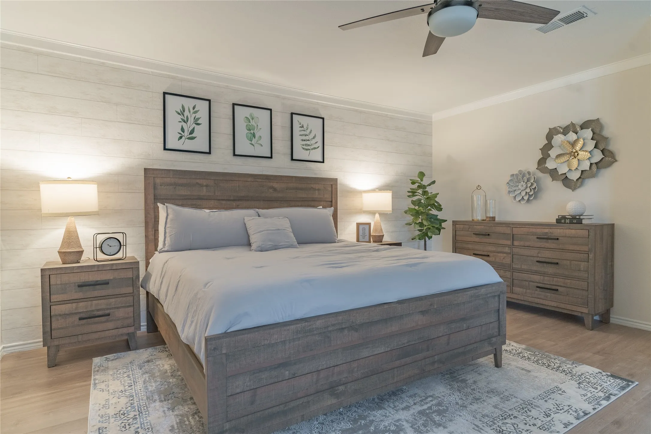 Recessed lighting, crown molding, wood-finish flooring, and a ceiling fan with integrated lighting